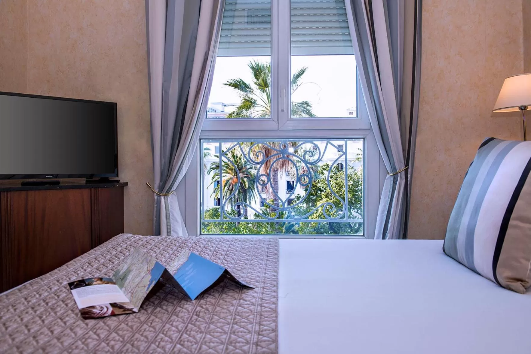 Decorative detail, Bed in Hôtel West End Promenade