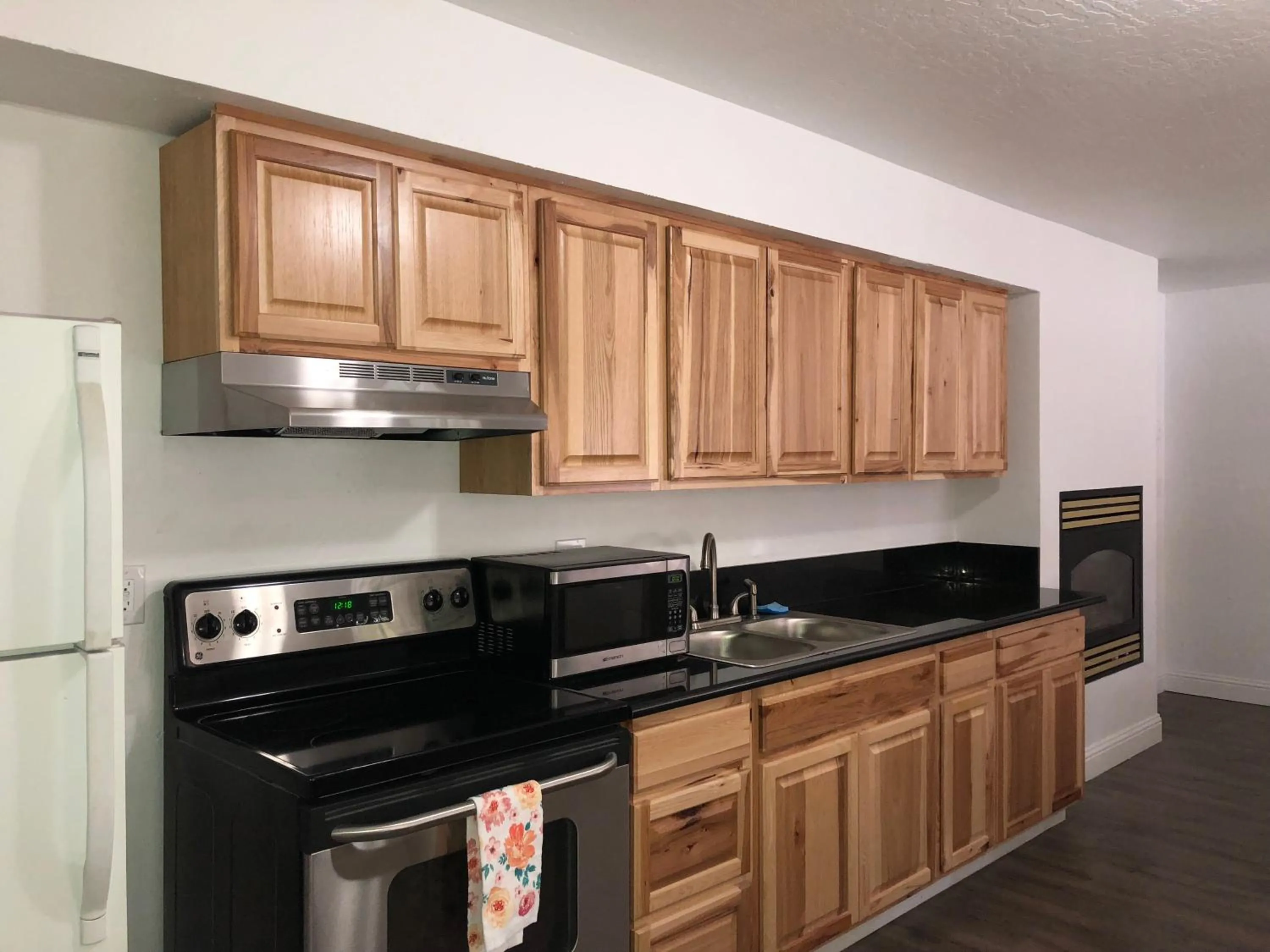 Kitchen or kitchenette in Cedar Inn & Suites