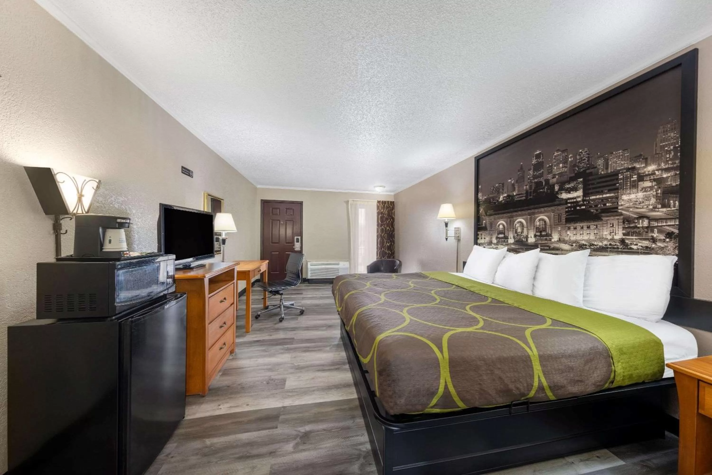 Bedroom, Bed in Super 8 by Wyndham Kansas City Airport North