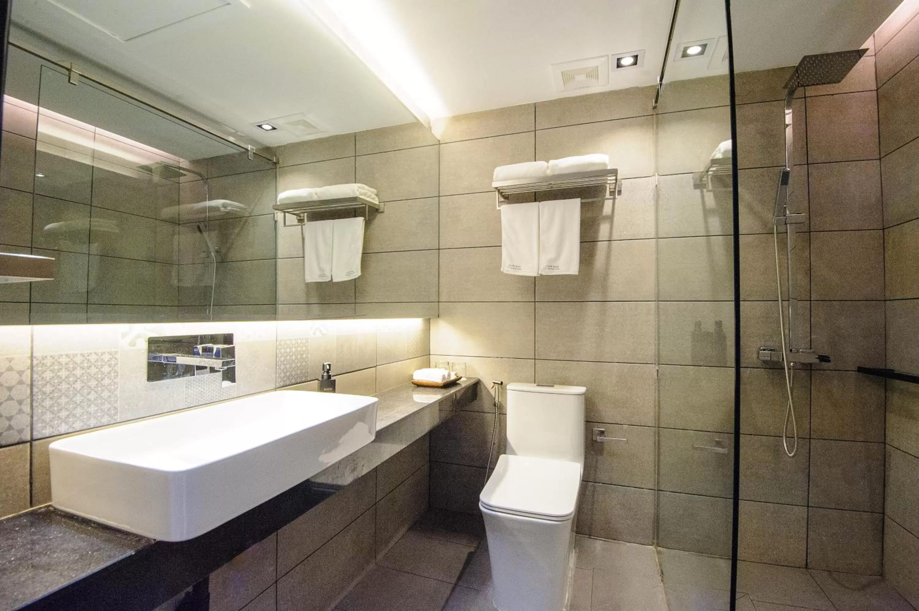 Shower in GLOW PARK HOTEL Grand Royal Palace