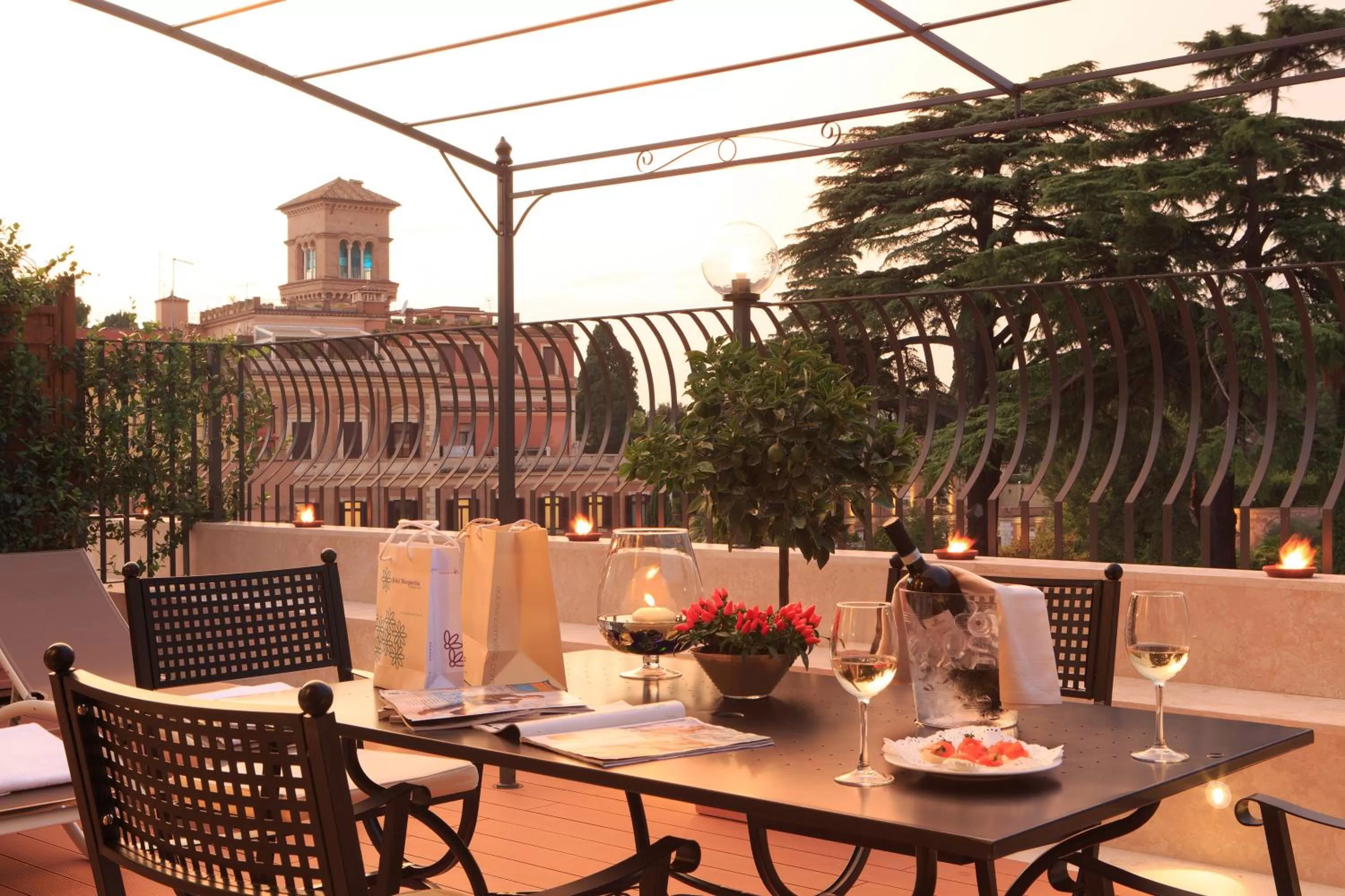 Seating area in Hotel Degli Artisti