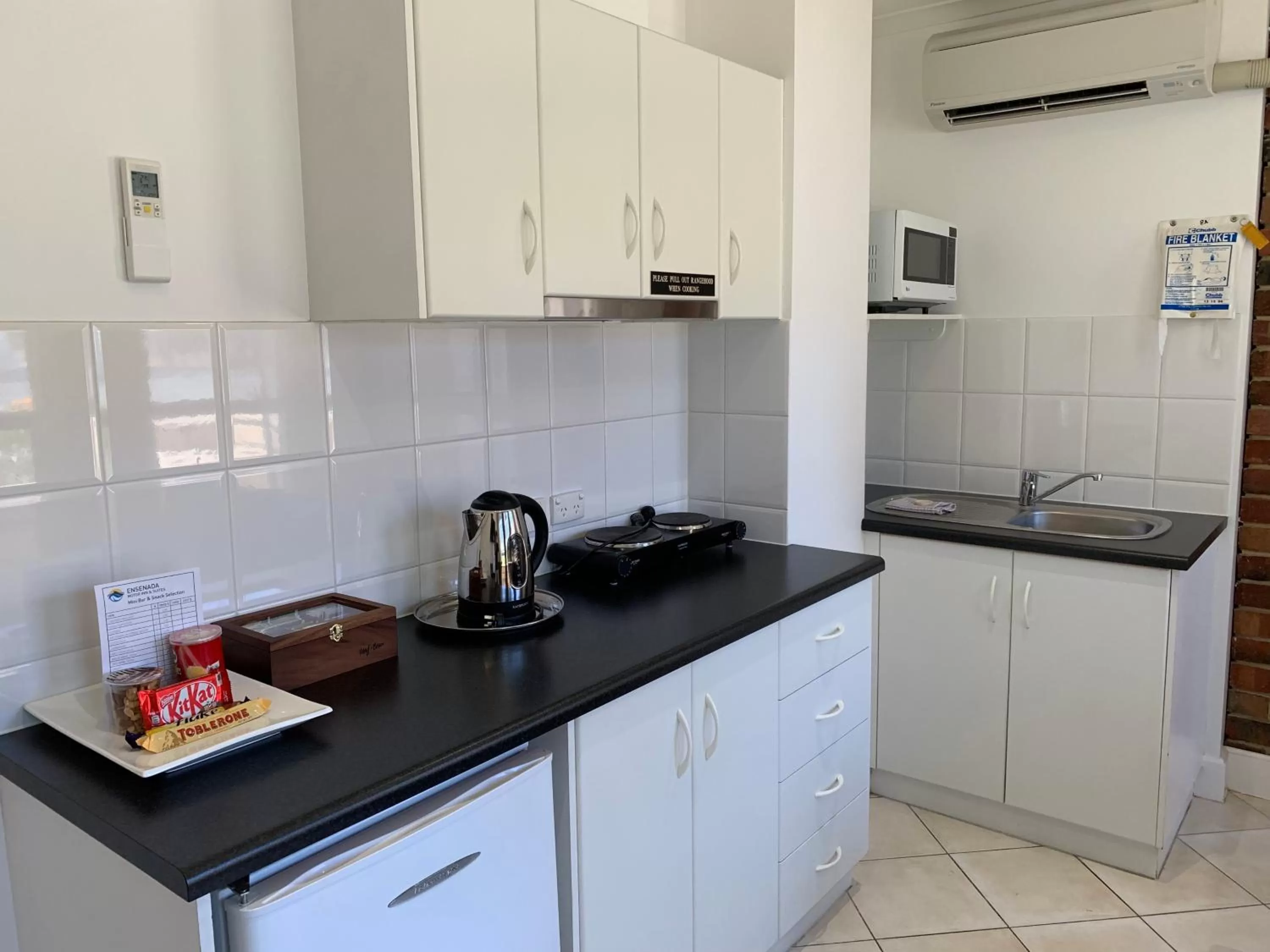 Kitchen or kitchenette in Ensenada Motor Inn and Suites