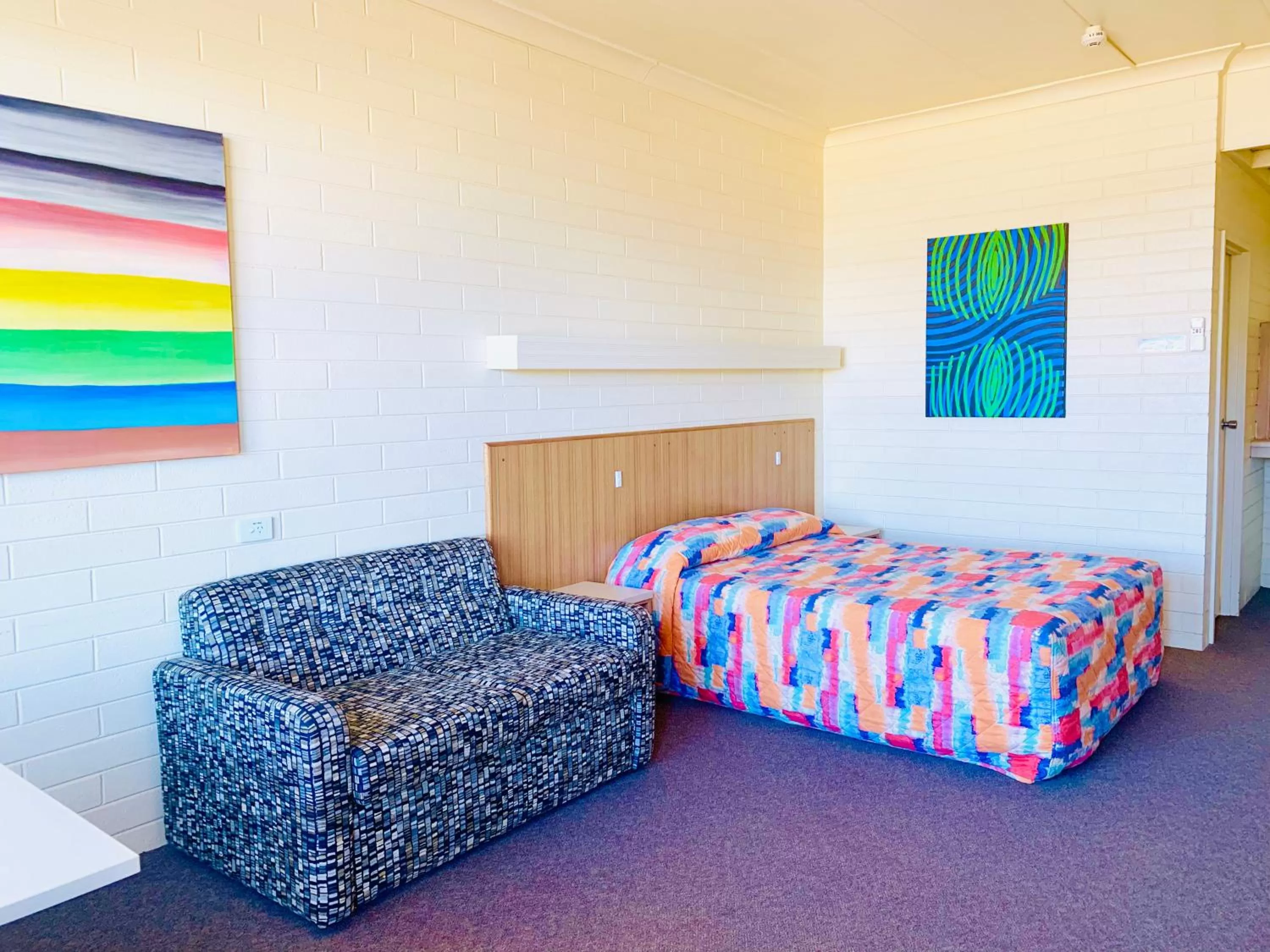 Bed in Opal Inn Hotel, Motel, Caravan Park