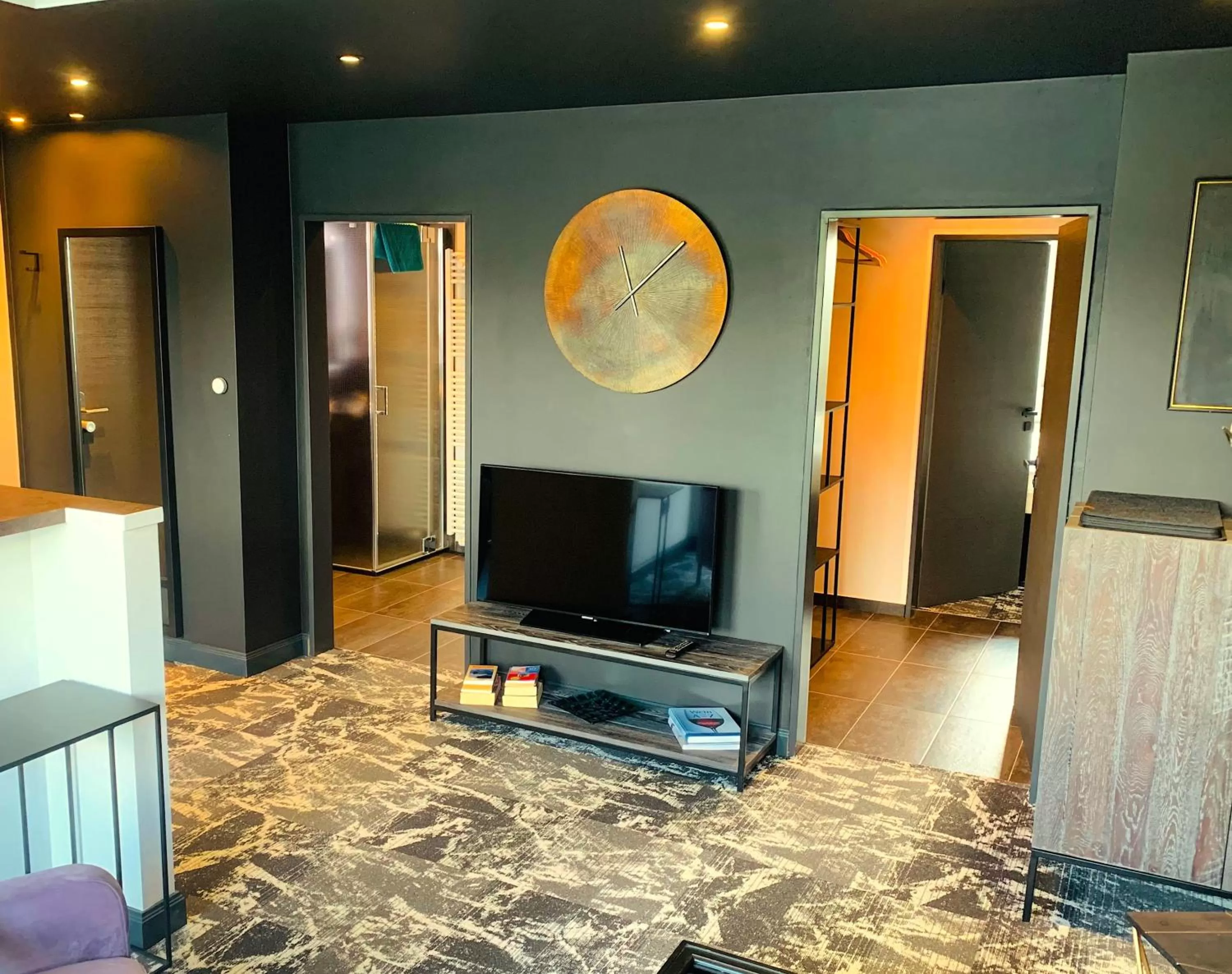 TV/Entertainment Center in BESOTEL Mettmann