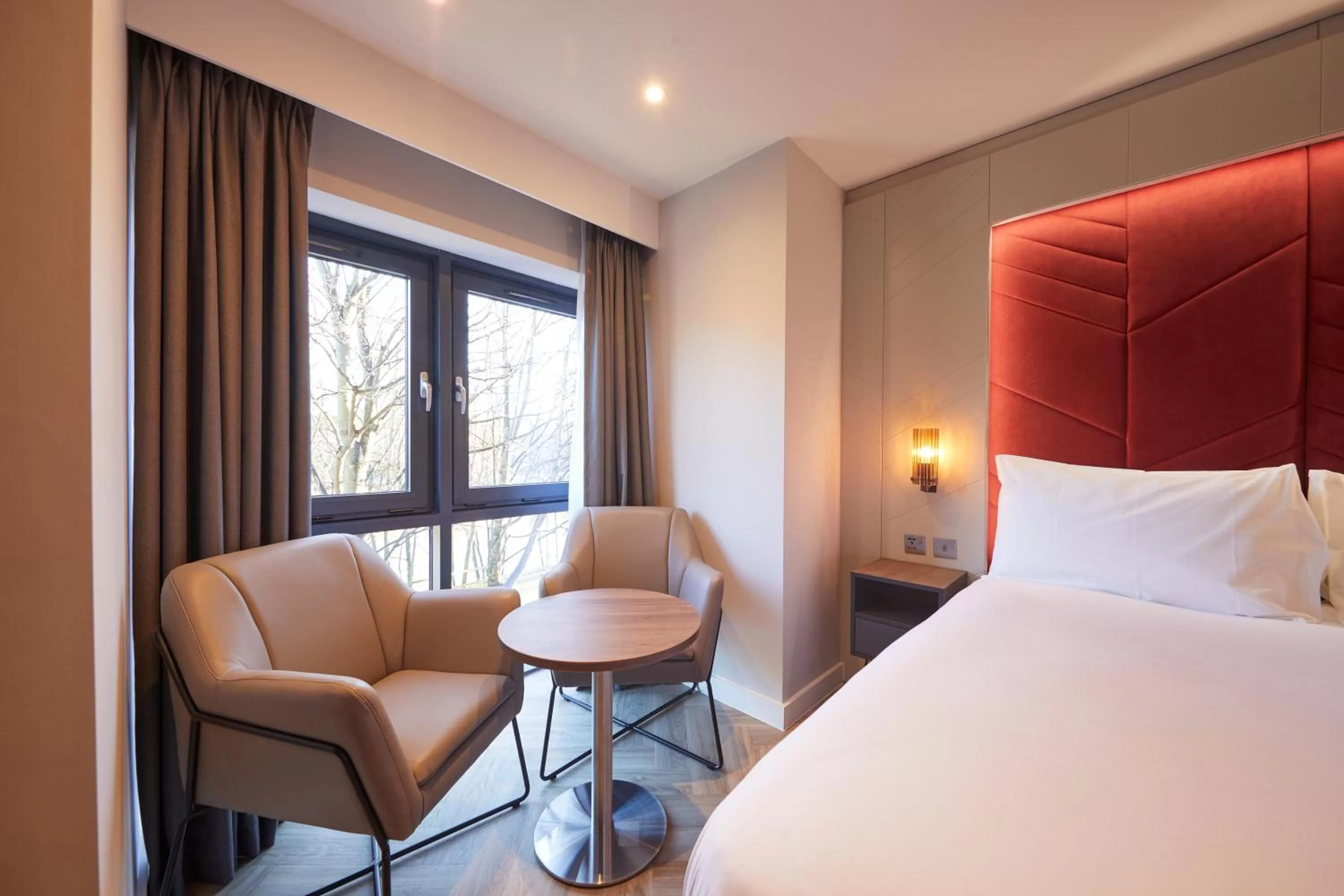 Seating area, Bed in Roomzzz York City