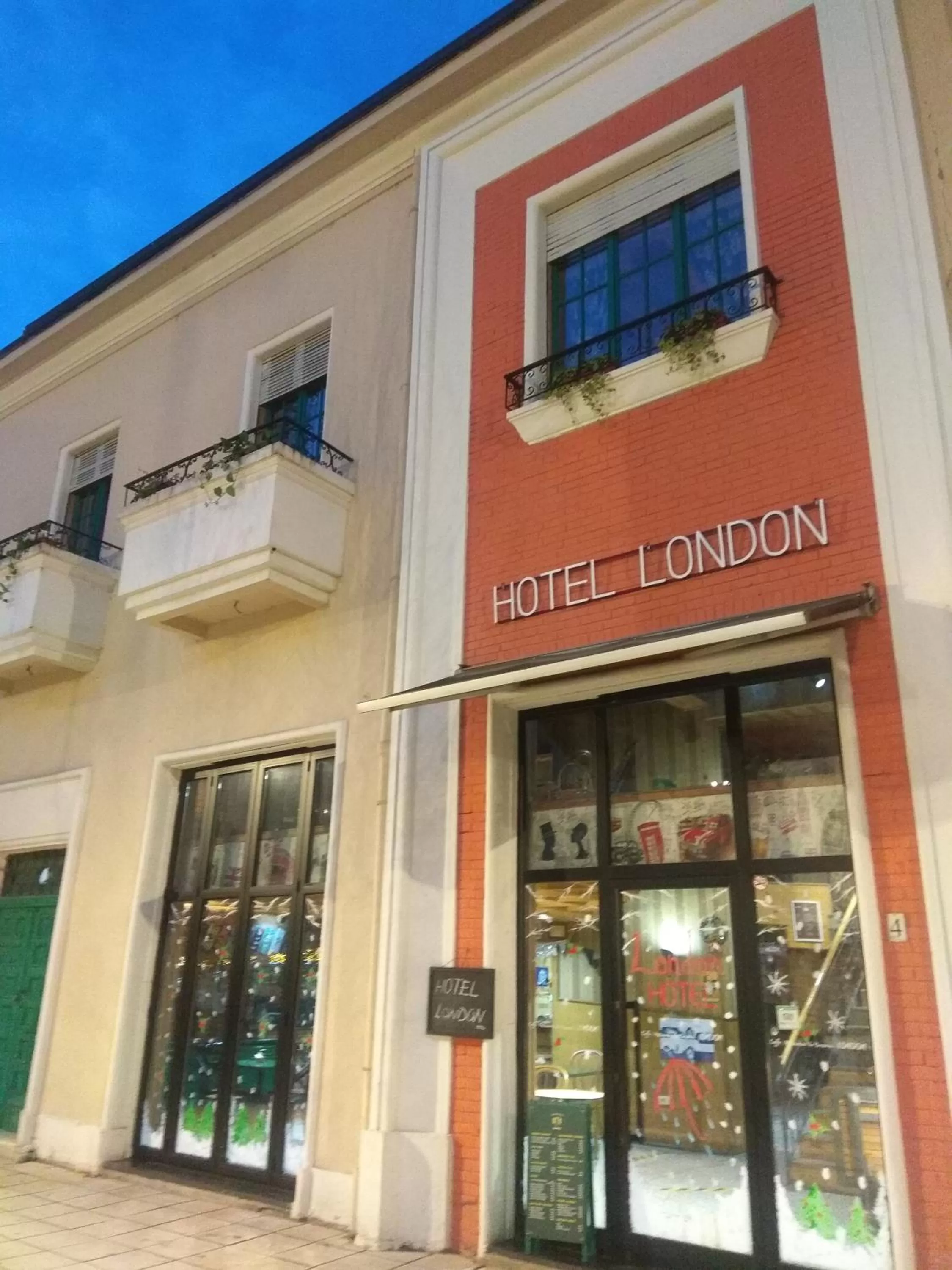 Property building in Hotel LONDON