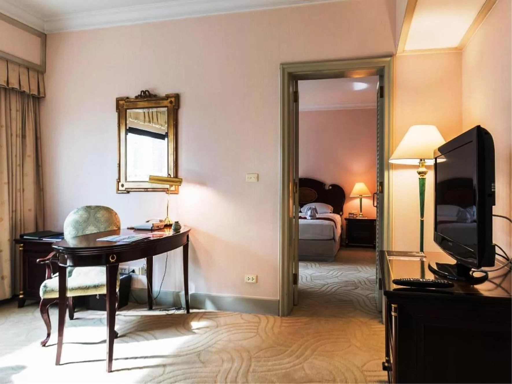 Living room in Evergreen Laurel Hotel Bangkok