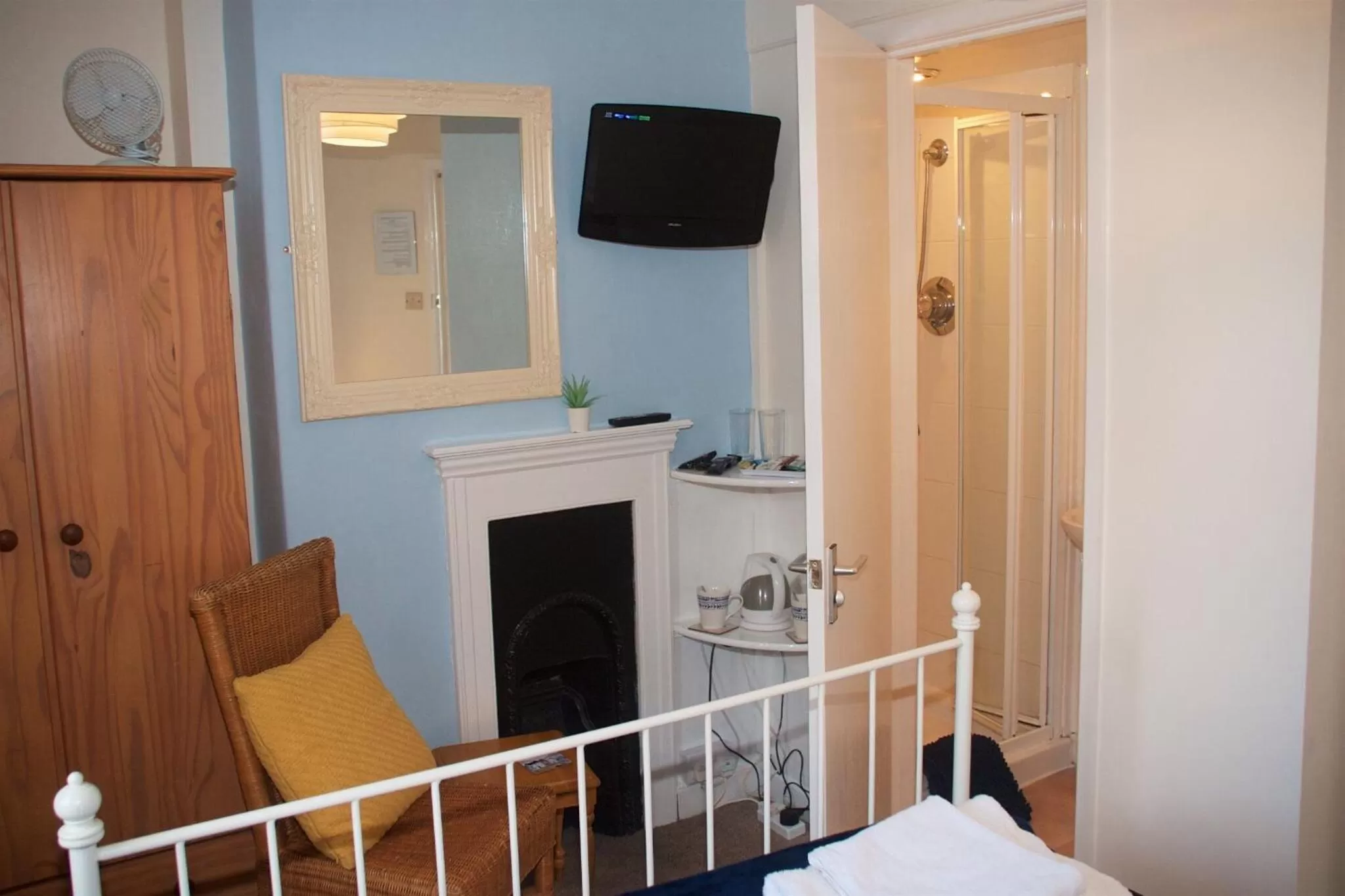 Photo of the whole room, Bed in Lyndale Guest House