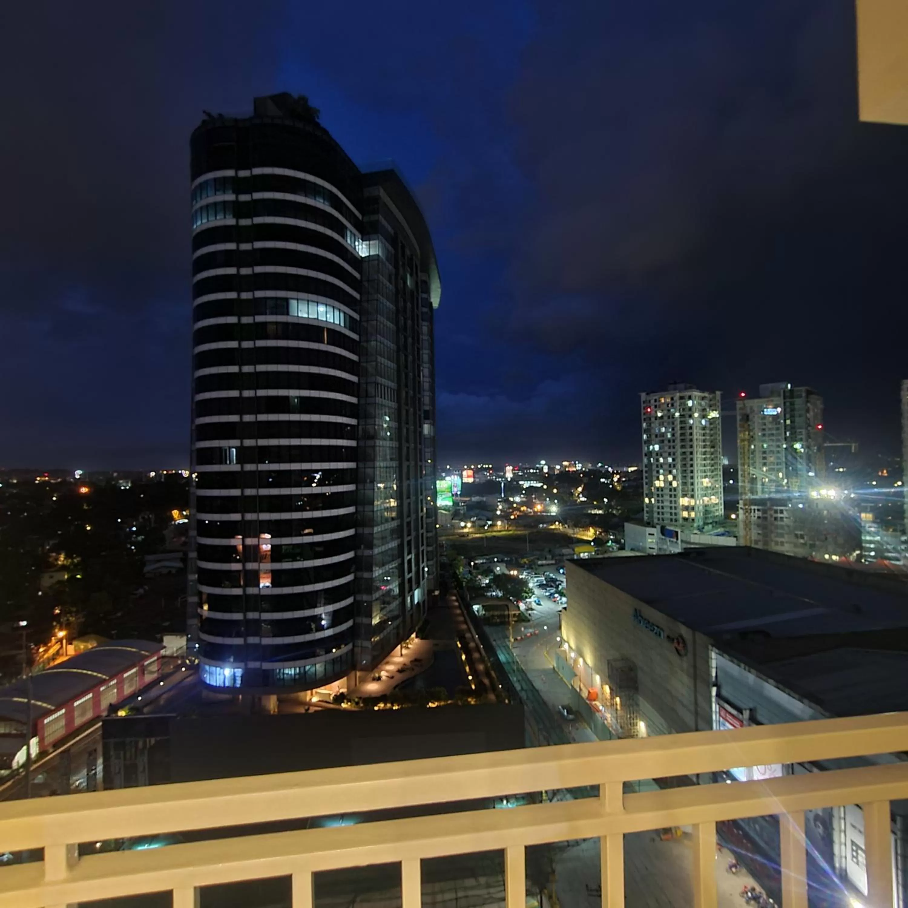 Night in INSPIRIA Condo Free Airport Pickup for 3 nights stay or more