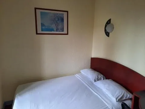 Bed in Le Clémenceau Hôtel et Appart'hôtel & Restaurant "Gare Sncf" centre ville