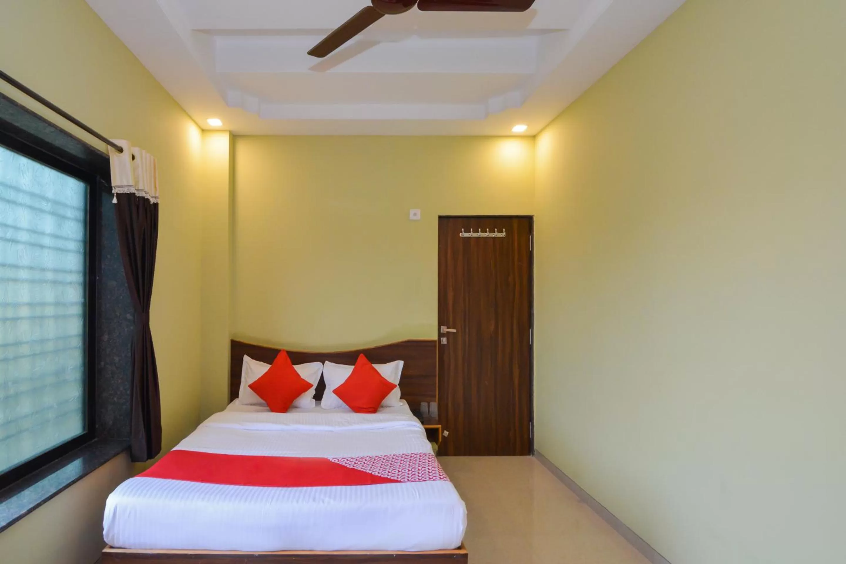 Photo of the whole room, Bed in Sukrangu Palace