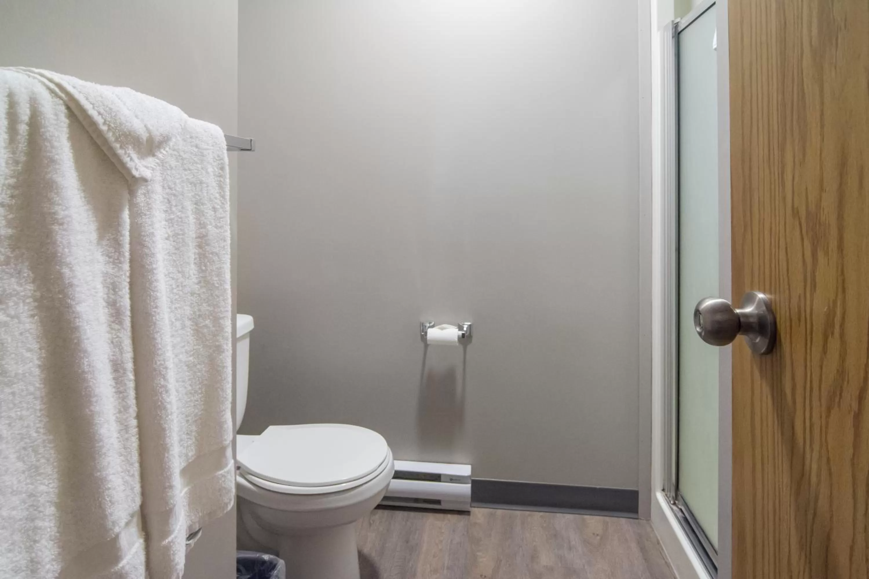 Bathroom in Motel 6-Saanichton, BC - Victoria Airport
