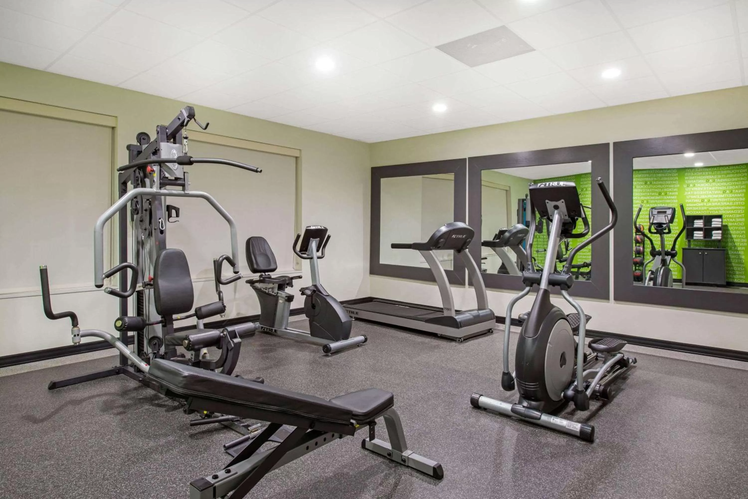 Fitness centre/facilities in La Quinta by Wyndham Lake Charles - Westlake