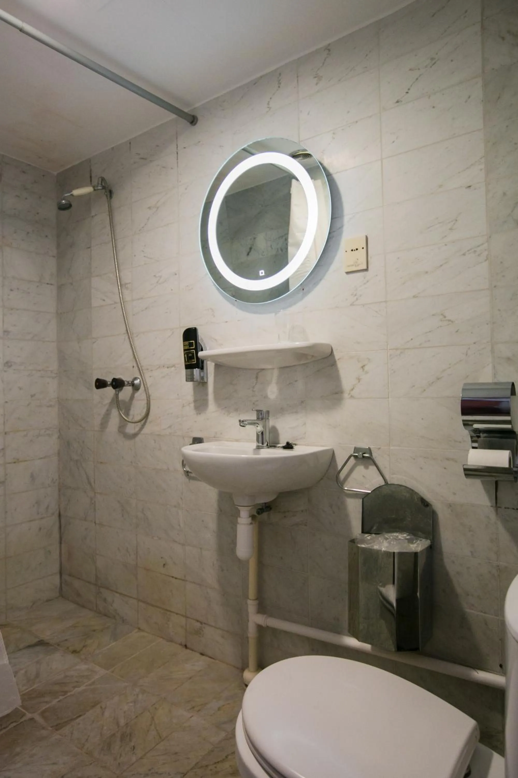 Shower in Hotel Atlanta