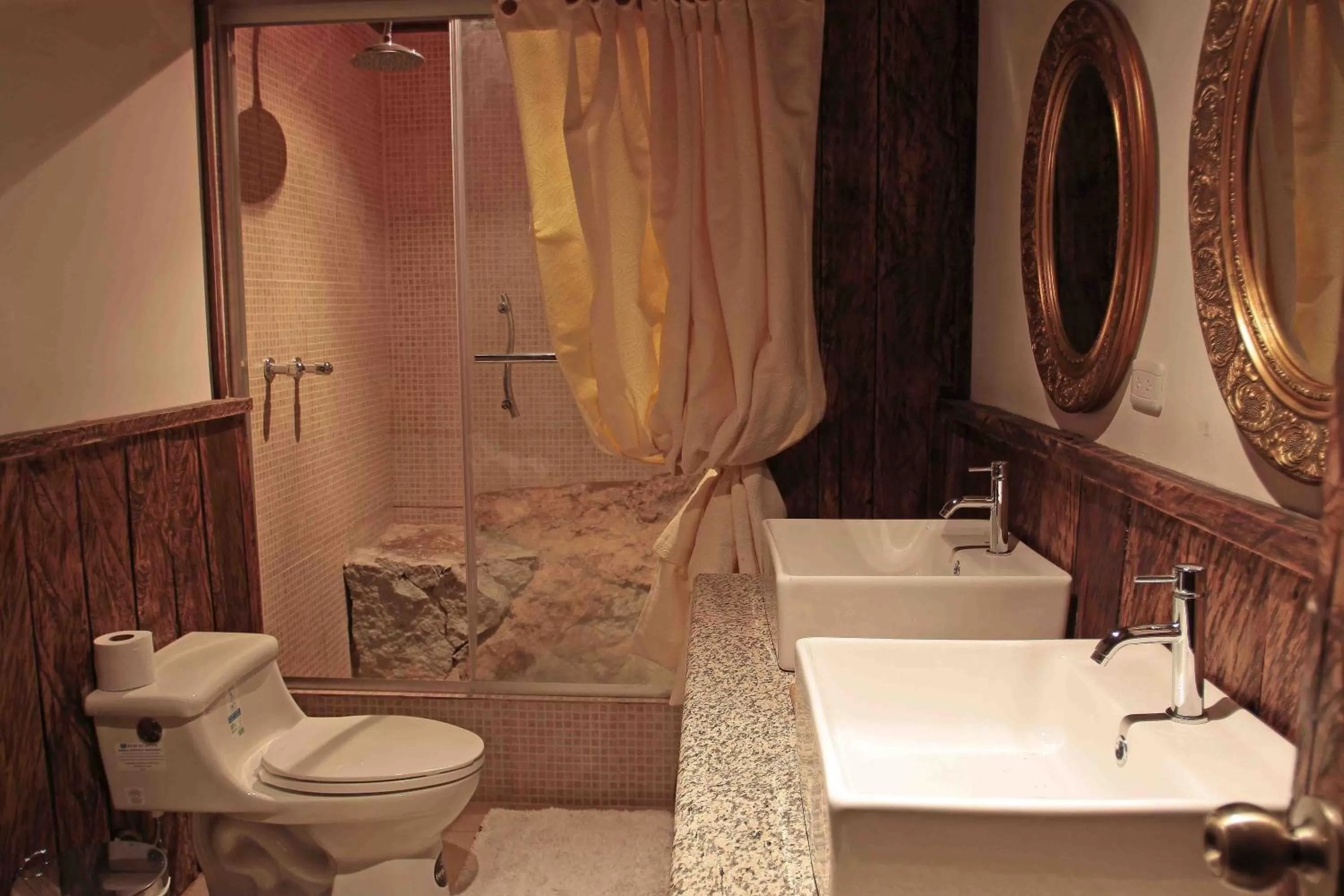 Shower, Bathroom in Hacienda Hostería Dos Chorreras