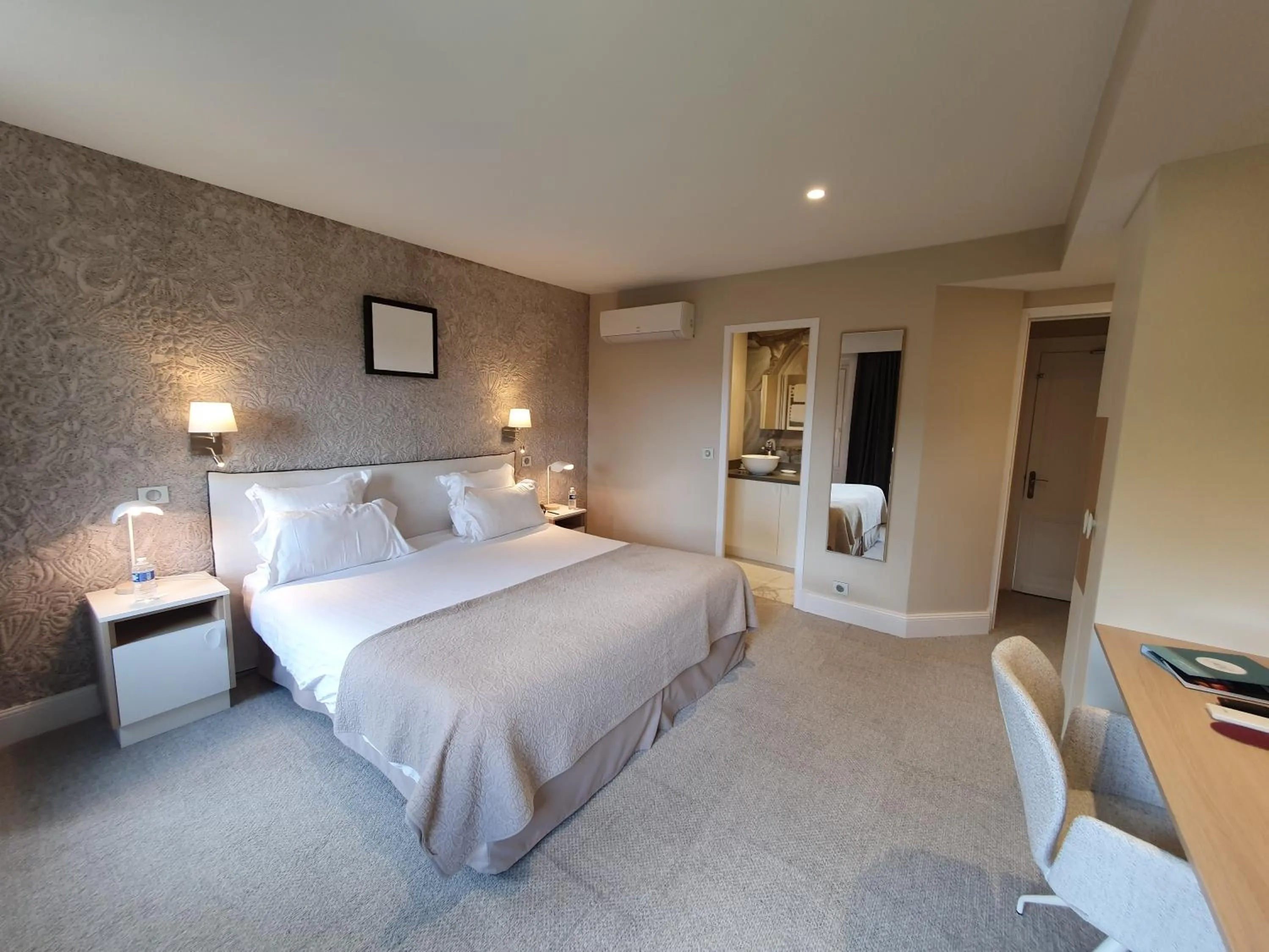 Property building, Bed in Hôtel The Originals Résidence de Rohan (EX RELAIS DU SILENCE)