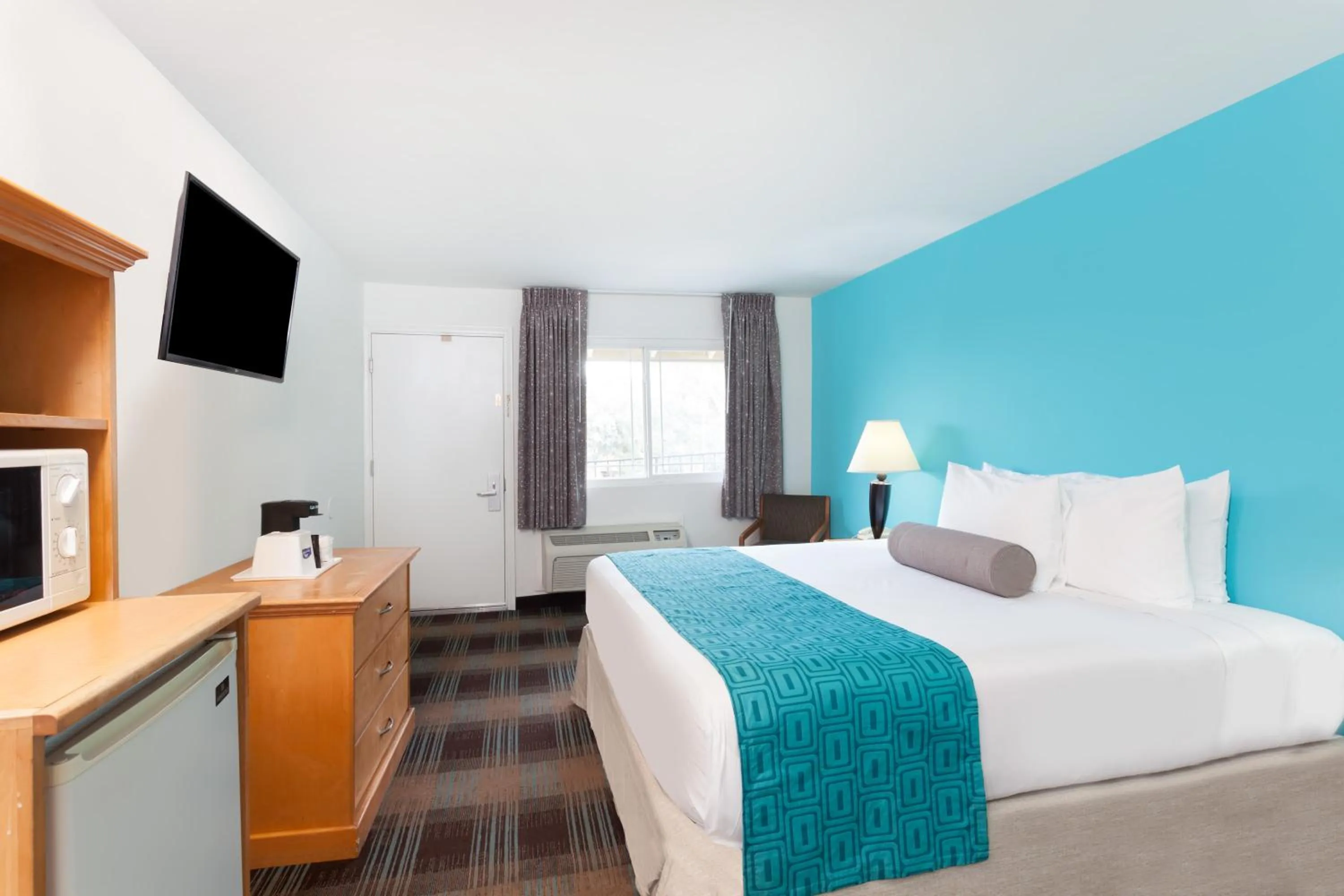 Property building, Bed in Howard Johnson by Wyndham San Diego Hotel Circle