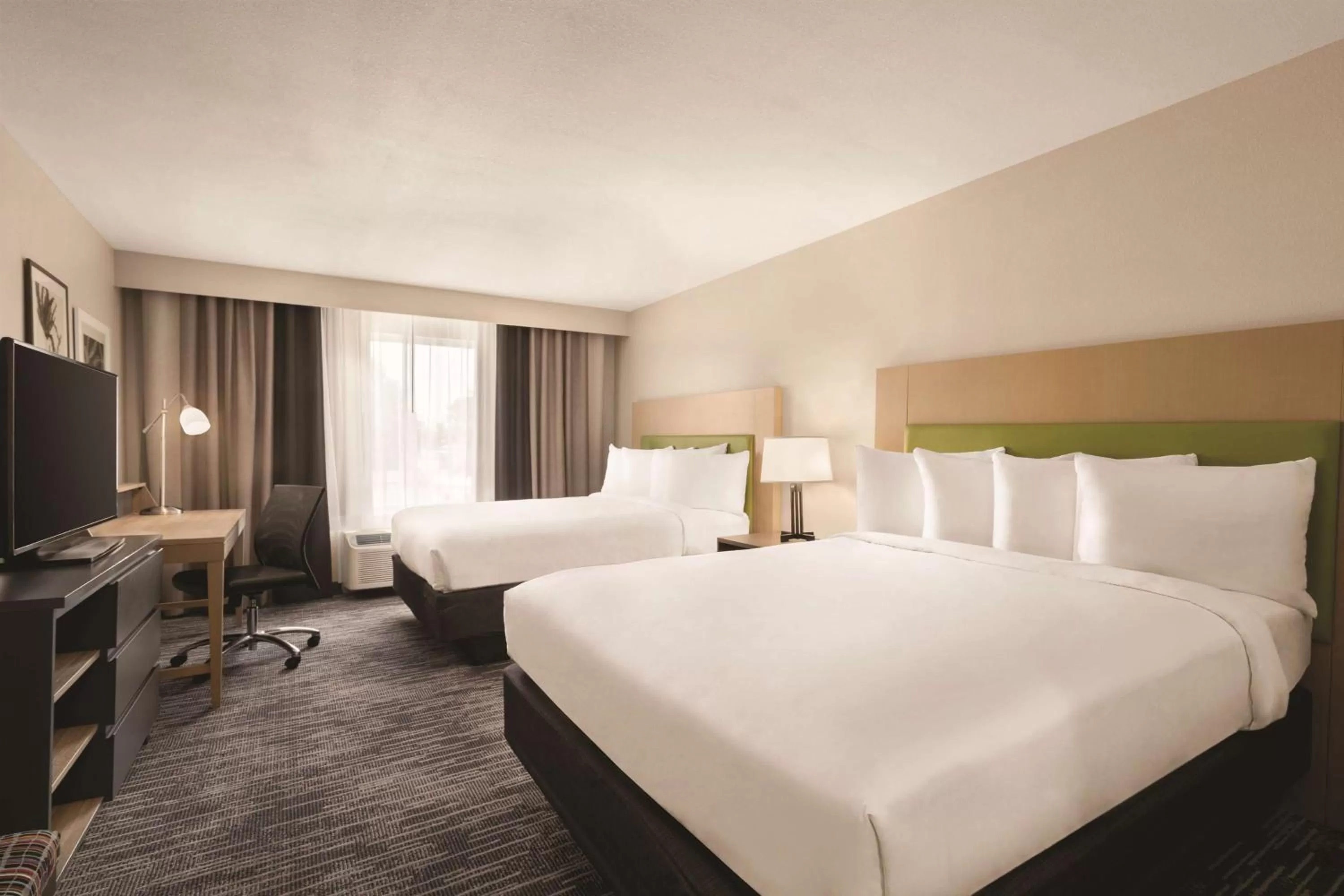 Photo of the whole room, Bed in Country Inn & Suites by Radisson, Savannah Midtown, GA