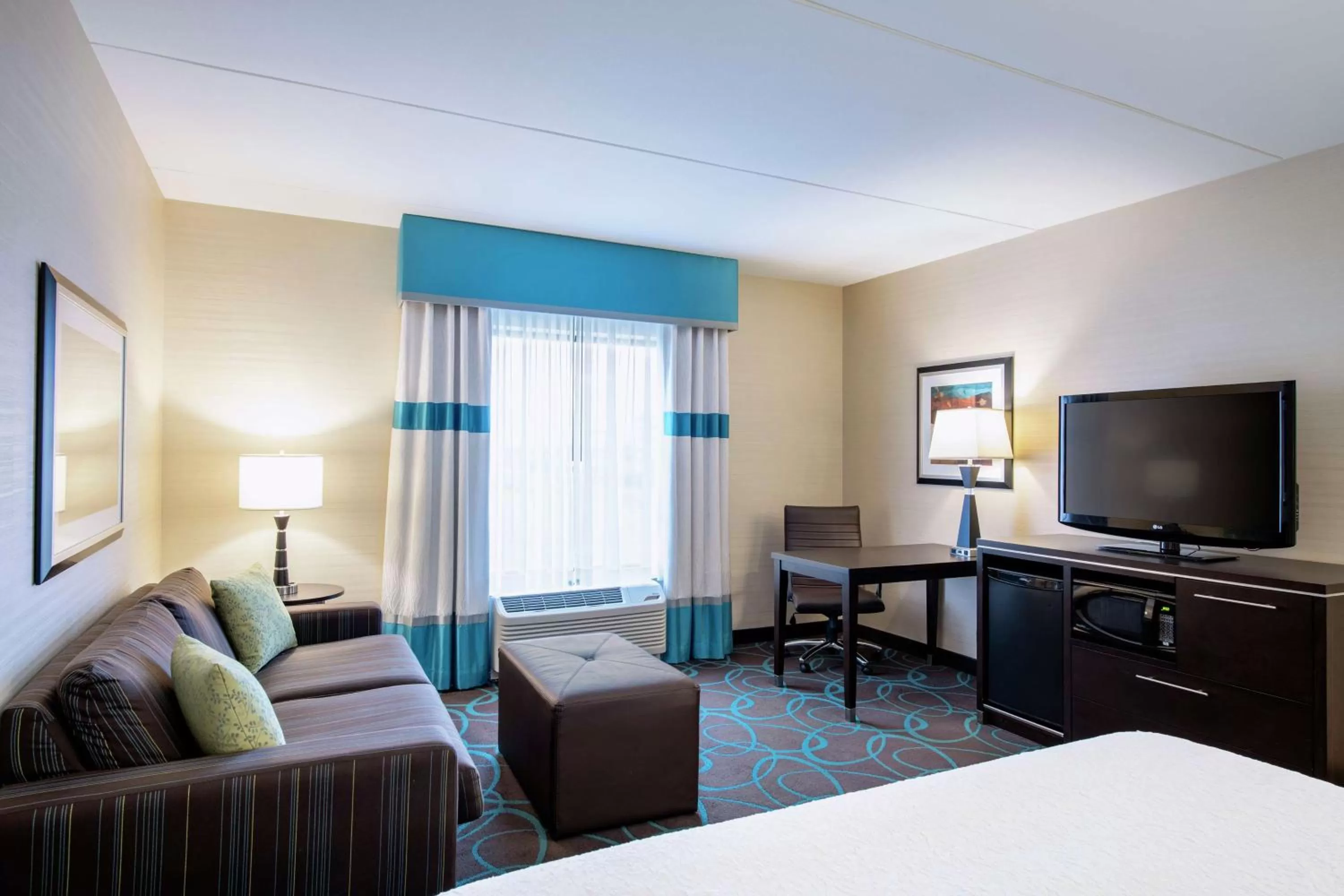Bedroom, Bed in Hampton Inn by Hilton Winnipeg