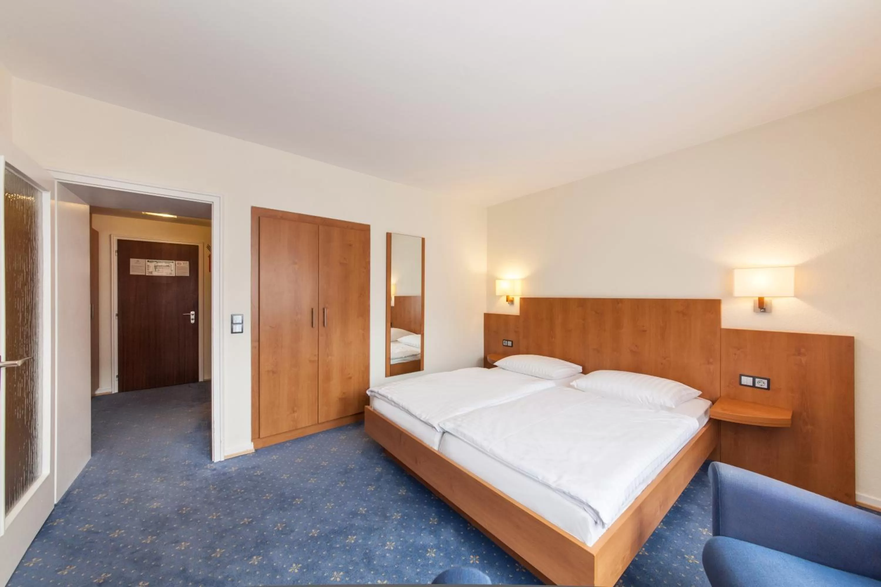 Photo of the whole room, Bed in Hotel Drei Kronen Elmshorn