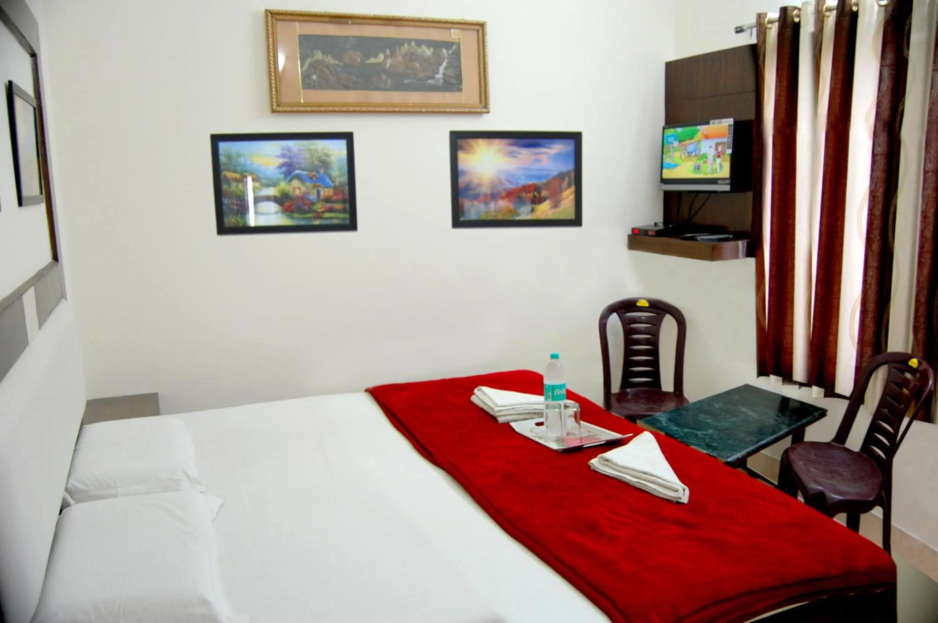 Bed in Hotel Sidhartha Walking Distance From TajMahal