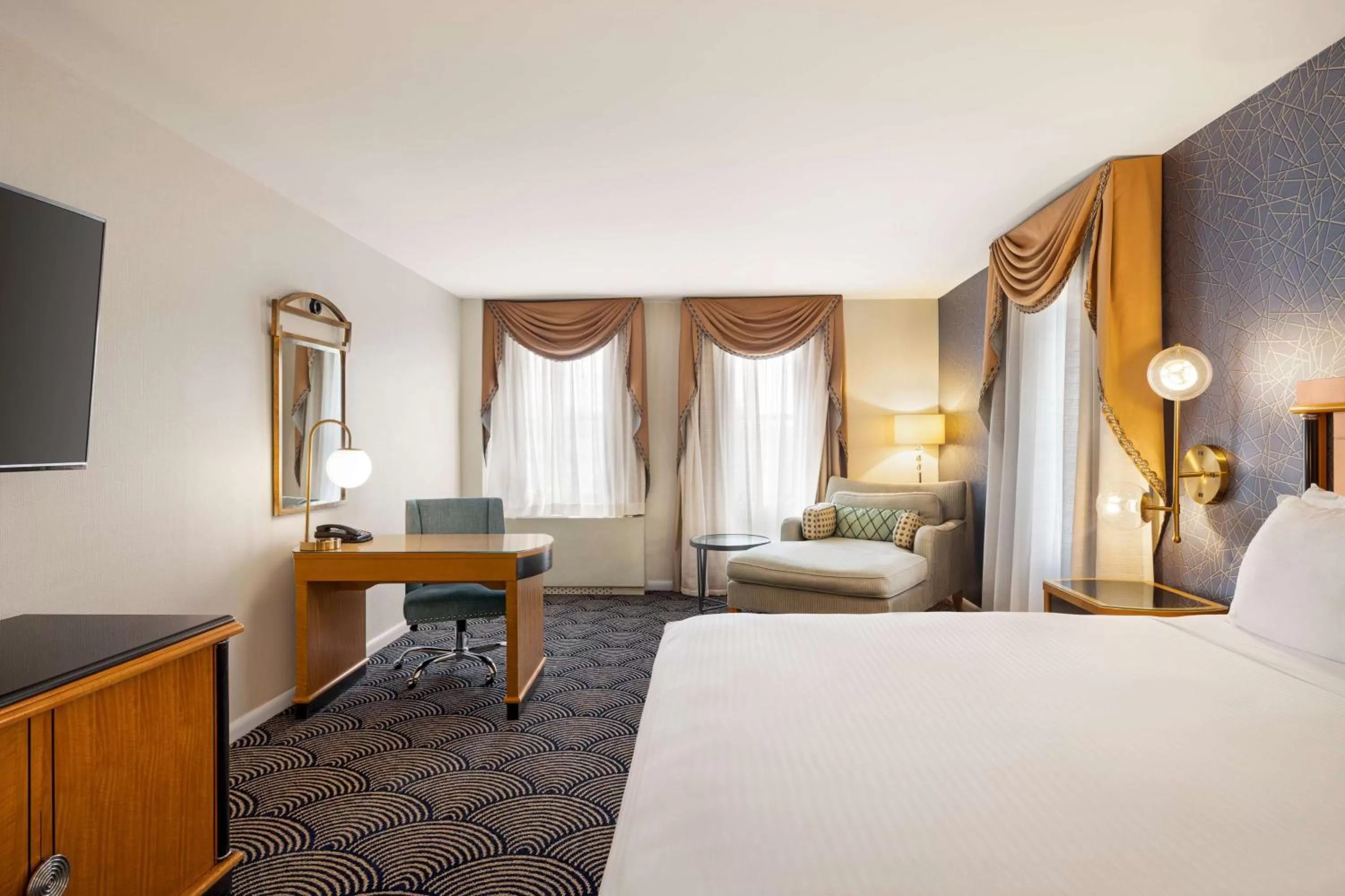 Photo of the whole room, Bed in Inn at Great Neck