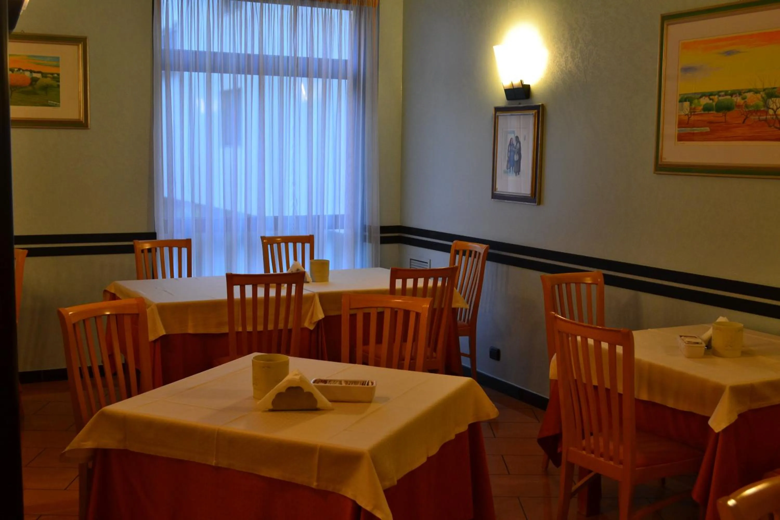 Restaurant/places to eat in Hotel Astoria