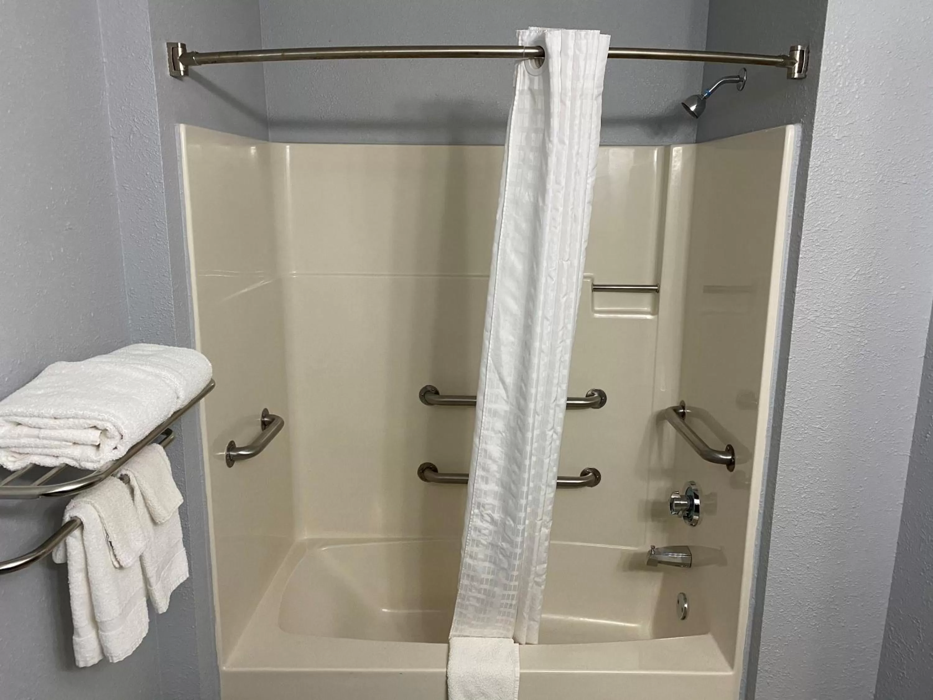 Shower in American Inn Cedar Rapids South