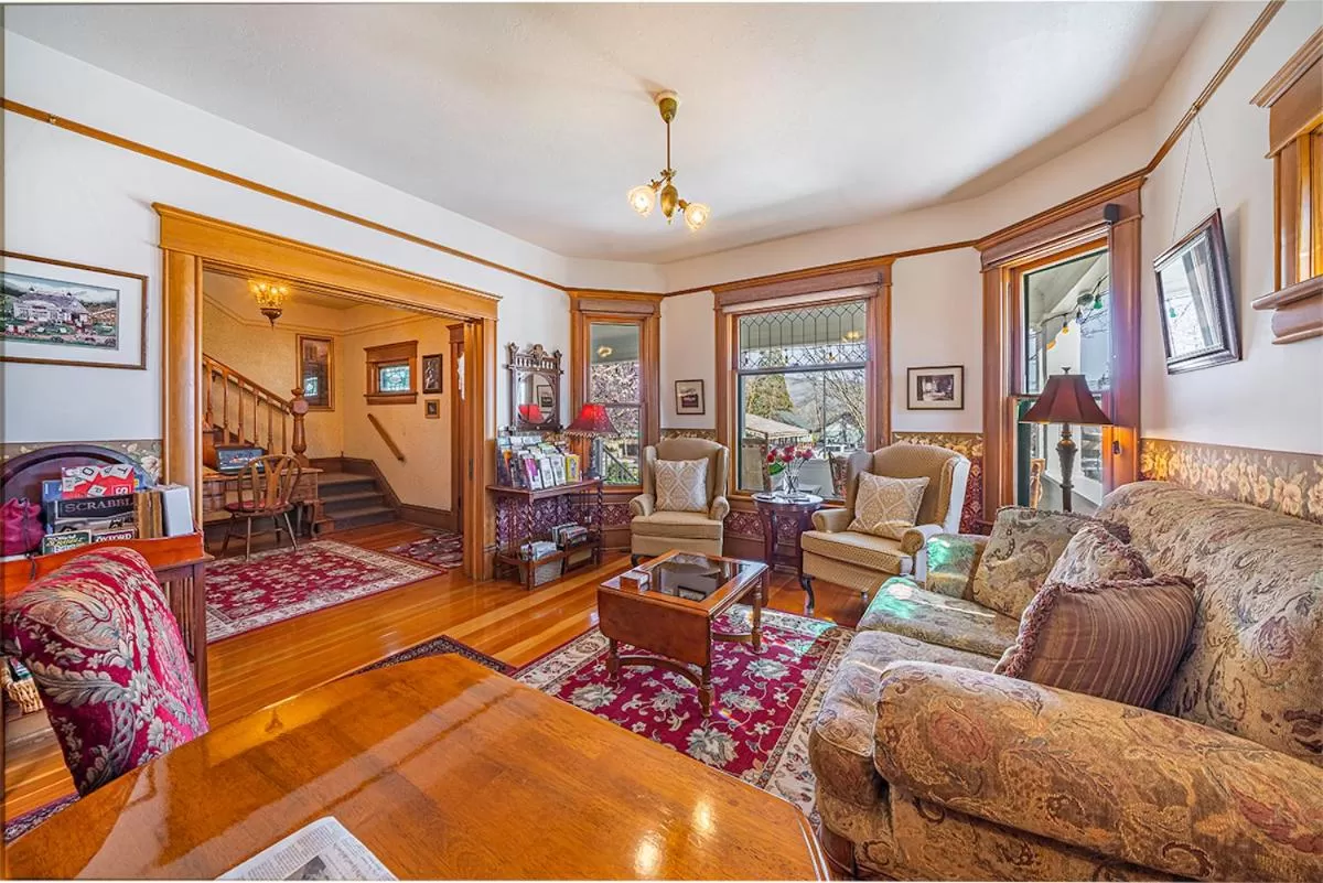 Living room in Abigail's Bed and Breakfast Inn
