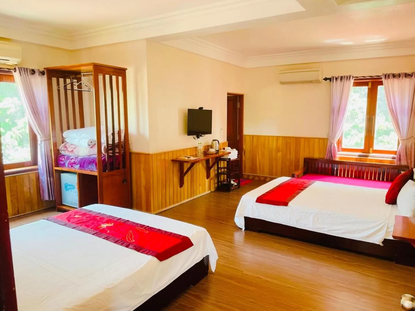 Property building, Bed in Chez Loan Hotel