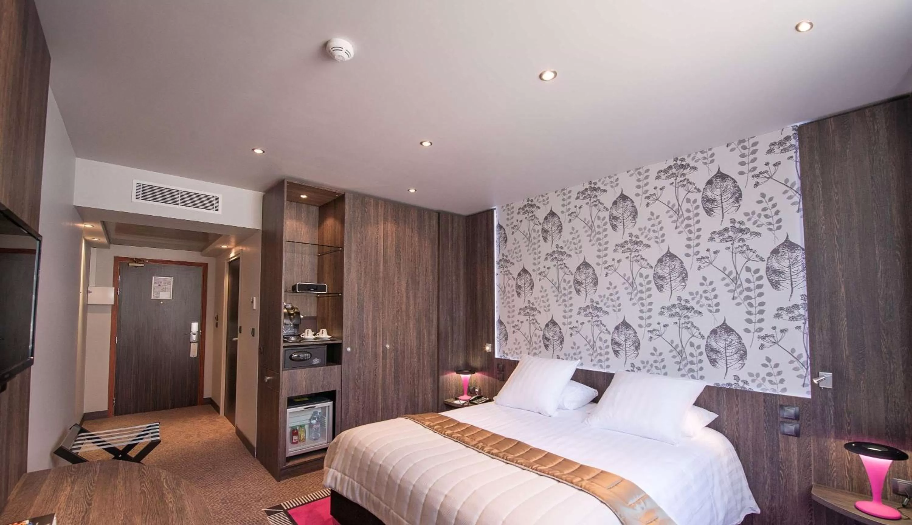 Bed in Best Western Premier Le Patio des Artistes Wellness Jacuzzi