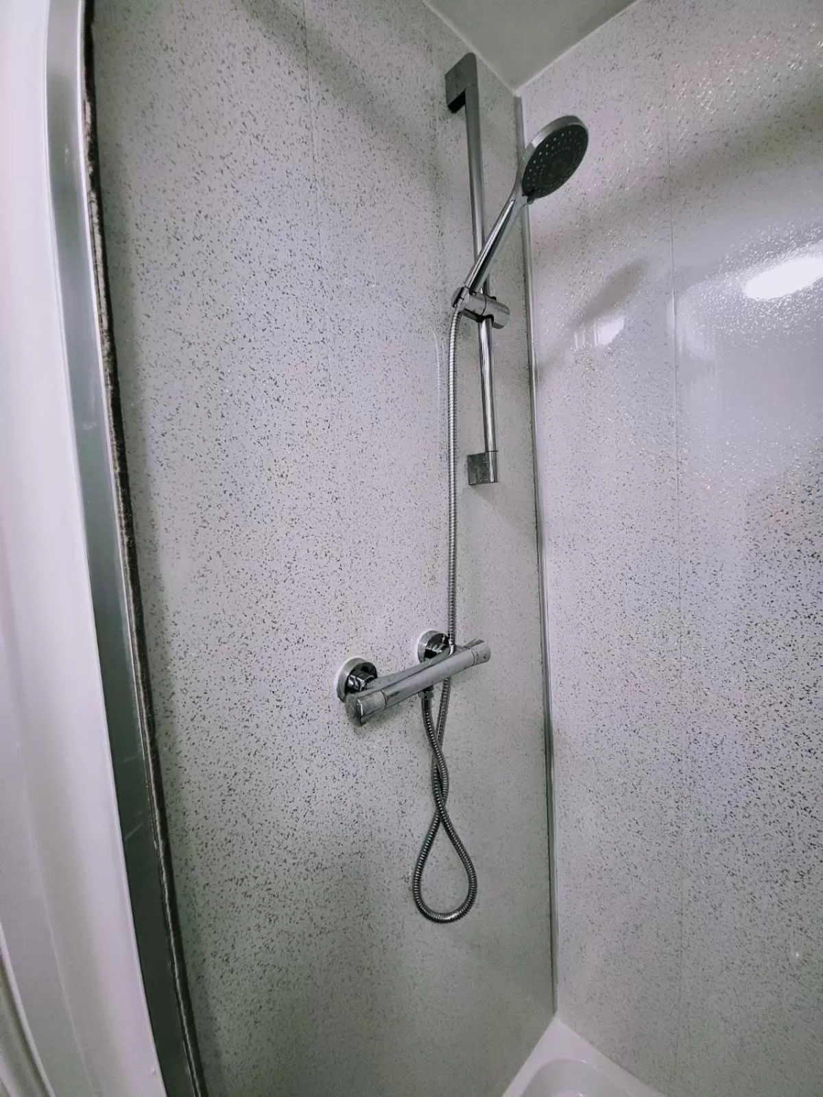 Shower in Easy Living Nottingham - Burns Street