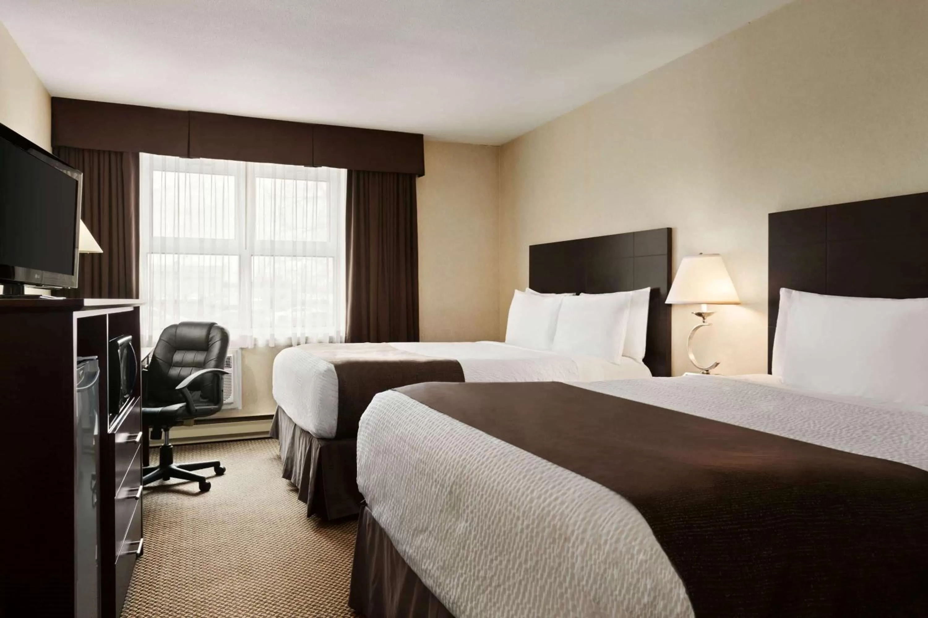 Photo of the whole room, Bed in Days Inn by Wyndham Trois-Rivieres