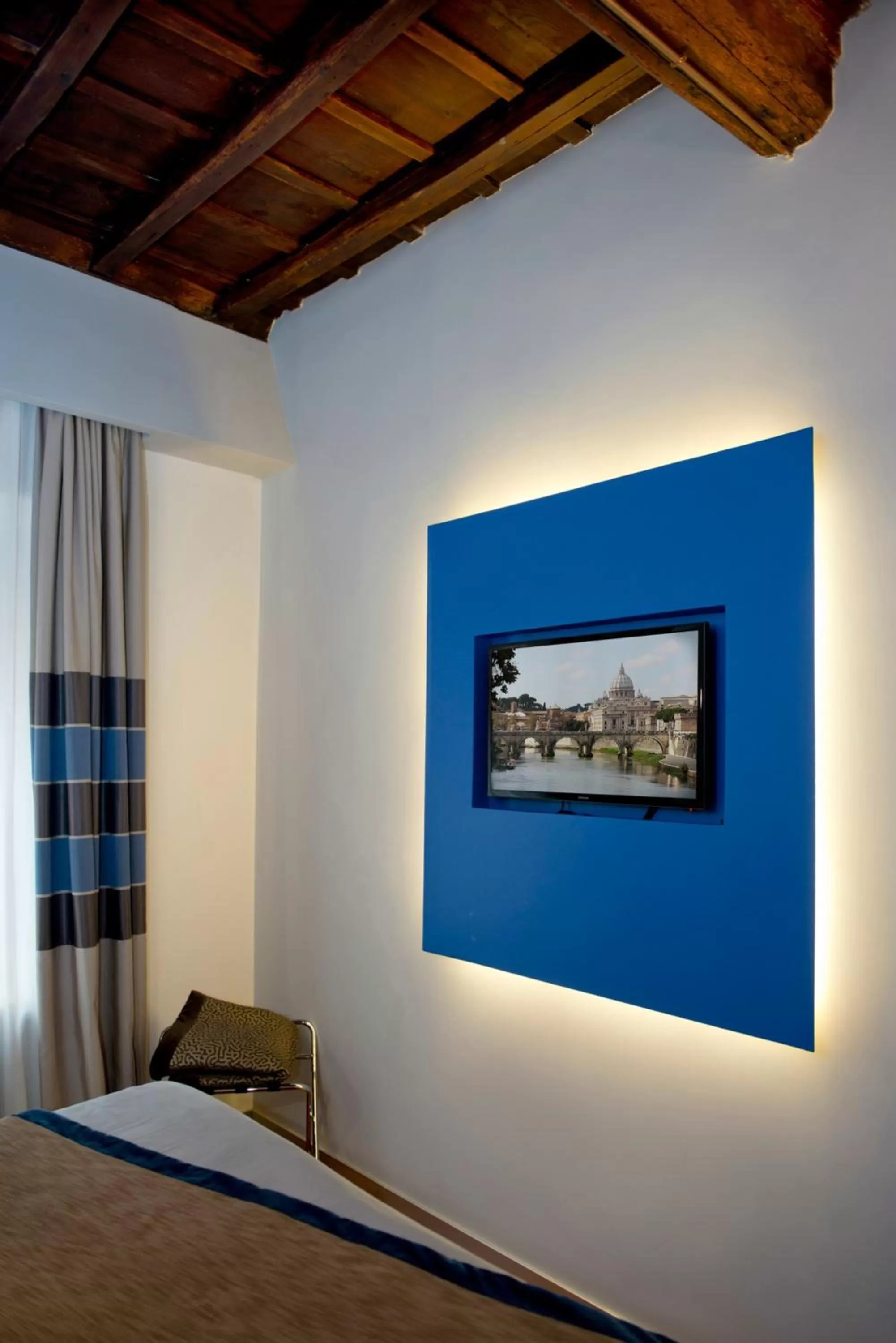 Decorative detail, Bed in Relais Forus Inn