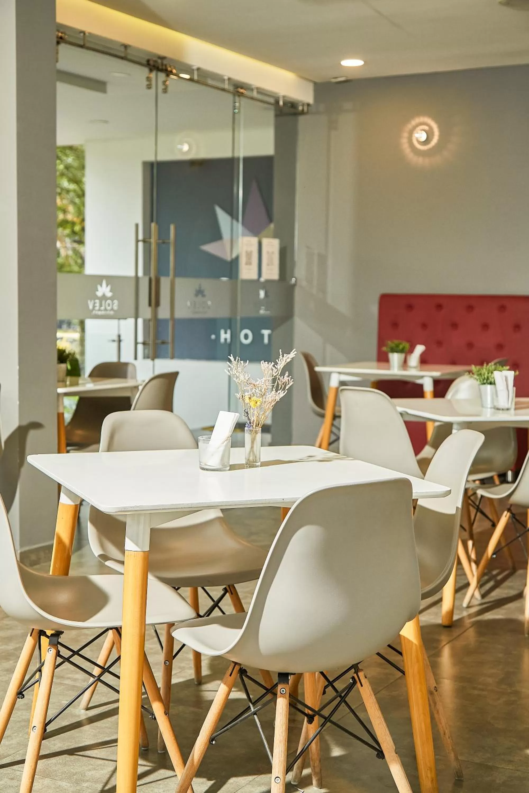 Restaurant/Places to Eat in Solev Hotel