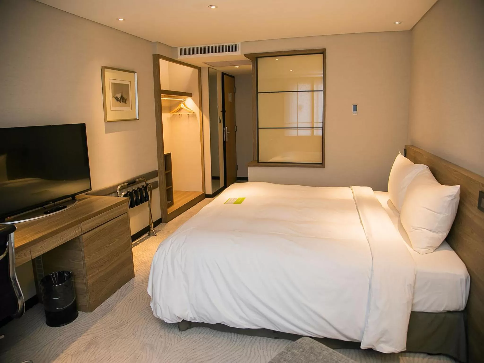 Photo of the whole room, Bed in Royal Inn Taipei Nanxi - MRT Zhongshan Station