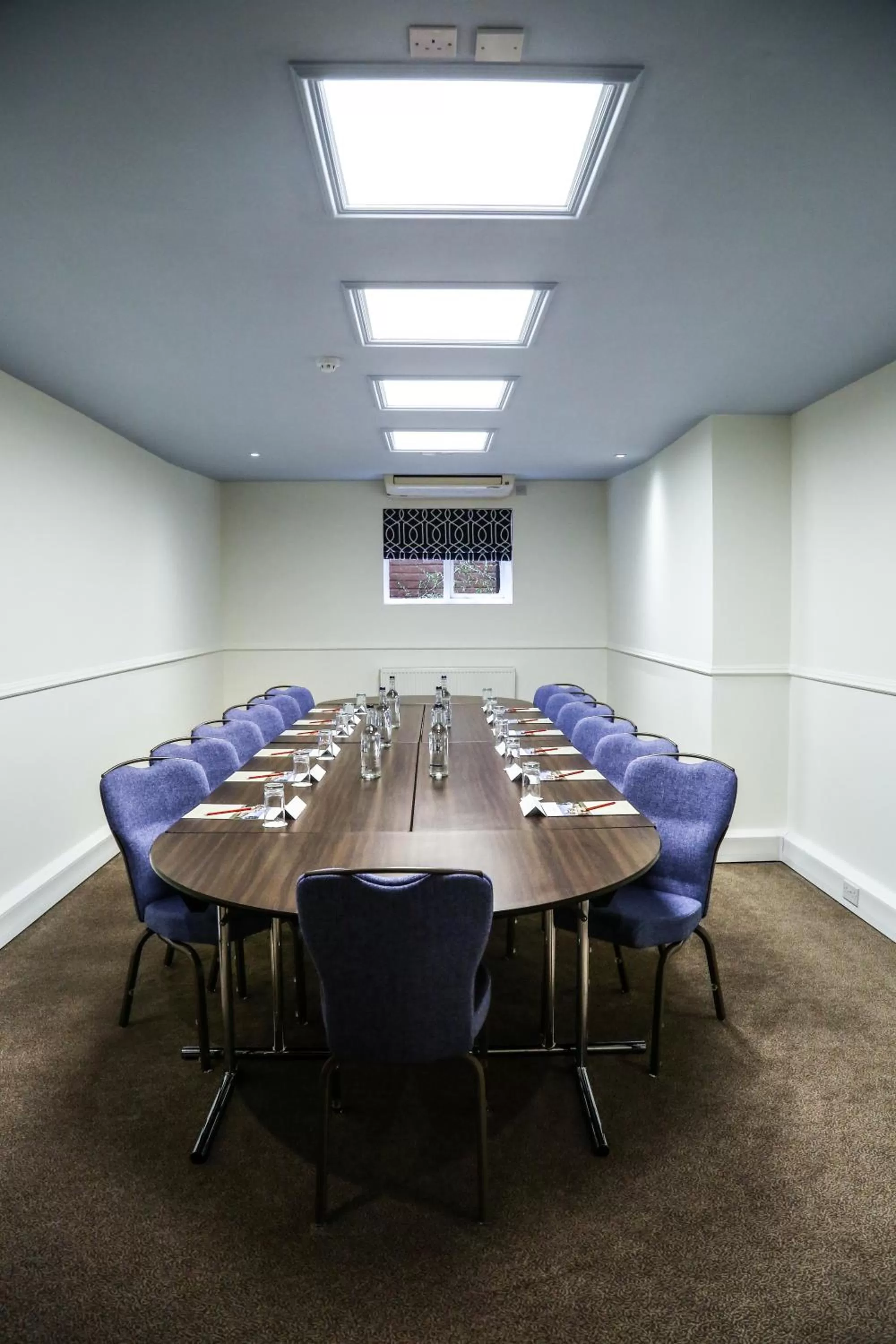 Business facilities in Pendley Manor