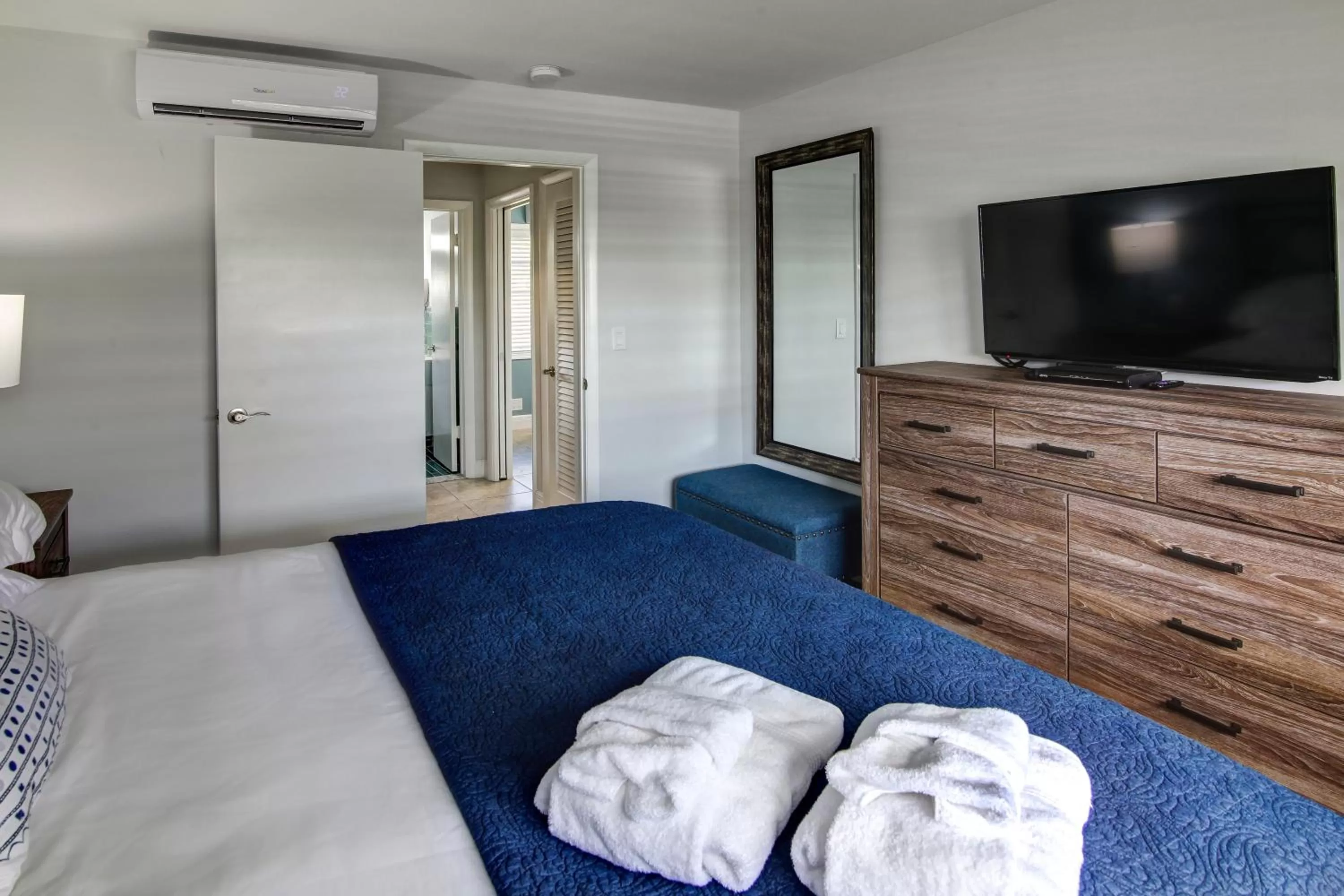 Bedroom, Bed in May-Dee Suites in Florida