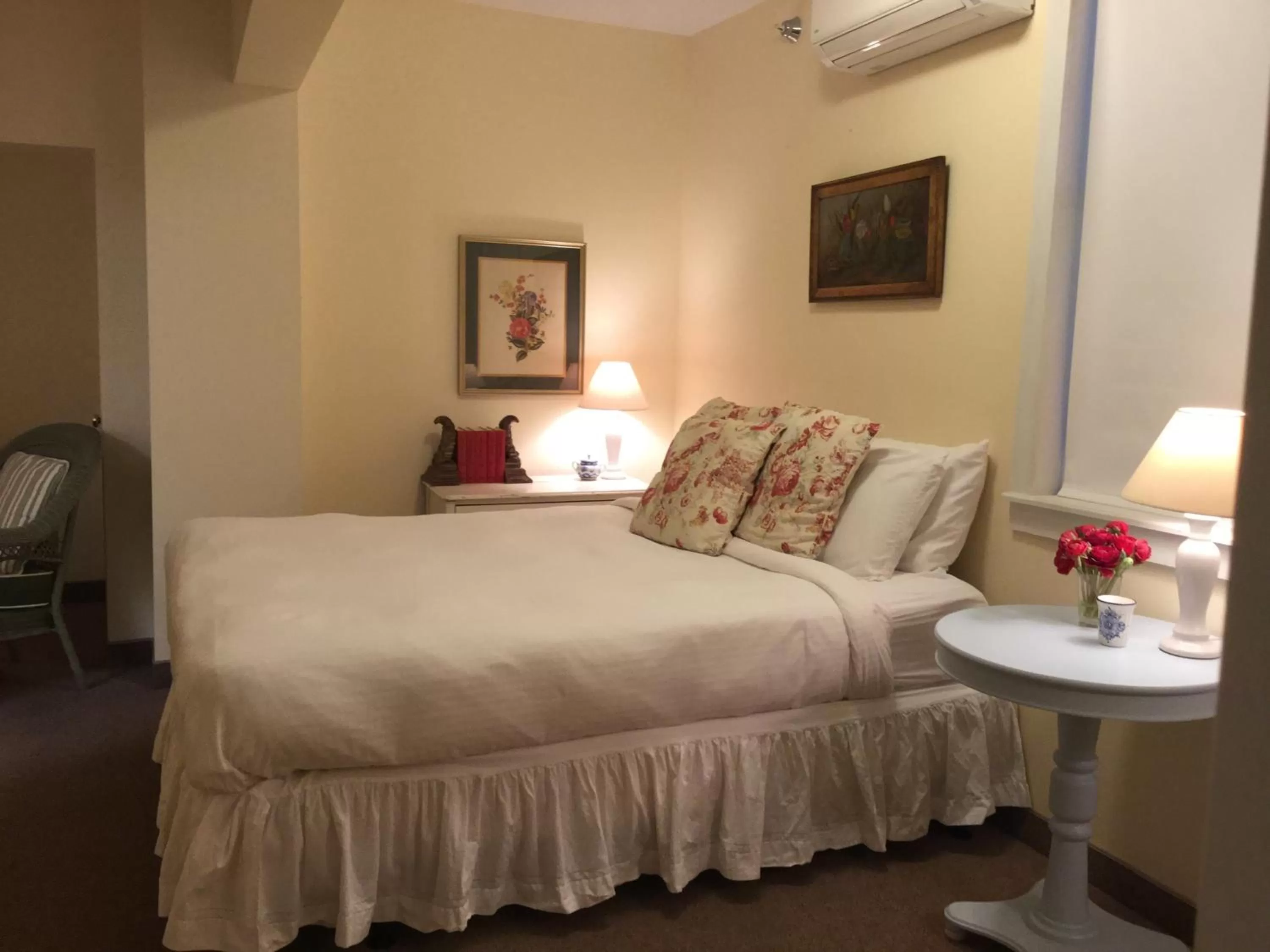 Bedroom, Bed in The Beach Rose Inn