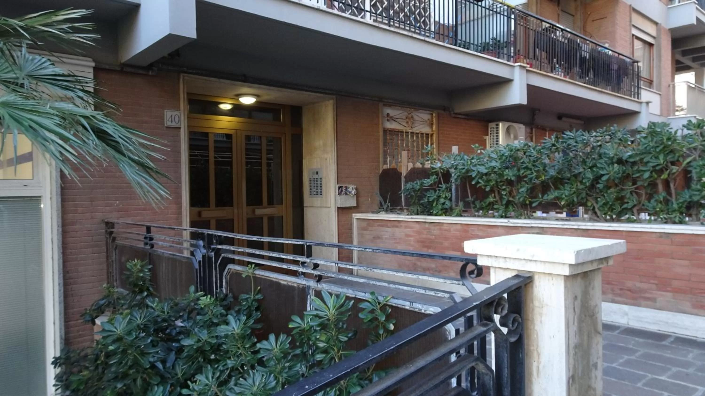 Property building, Balcony/Terrace in RomeCookSea Guesthouse Affittacamere