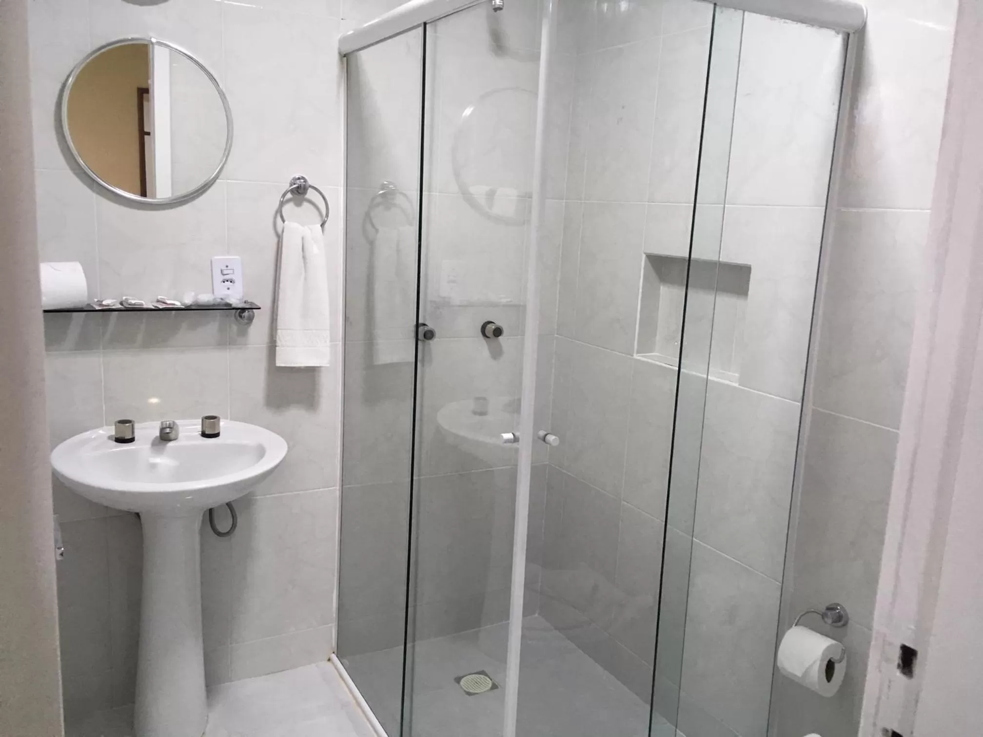 Shower in Hotel Estação Express