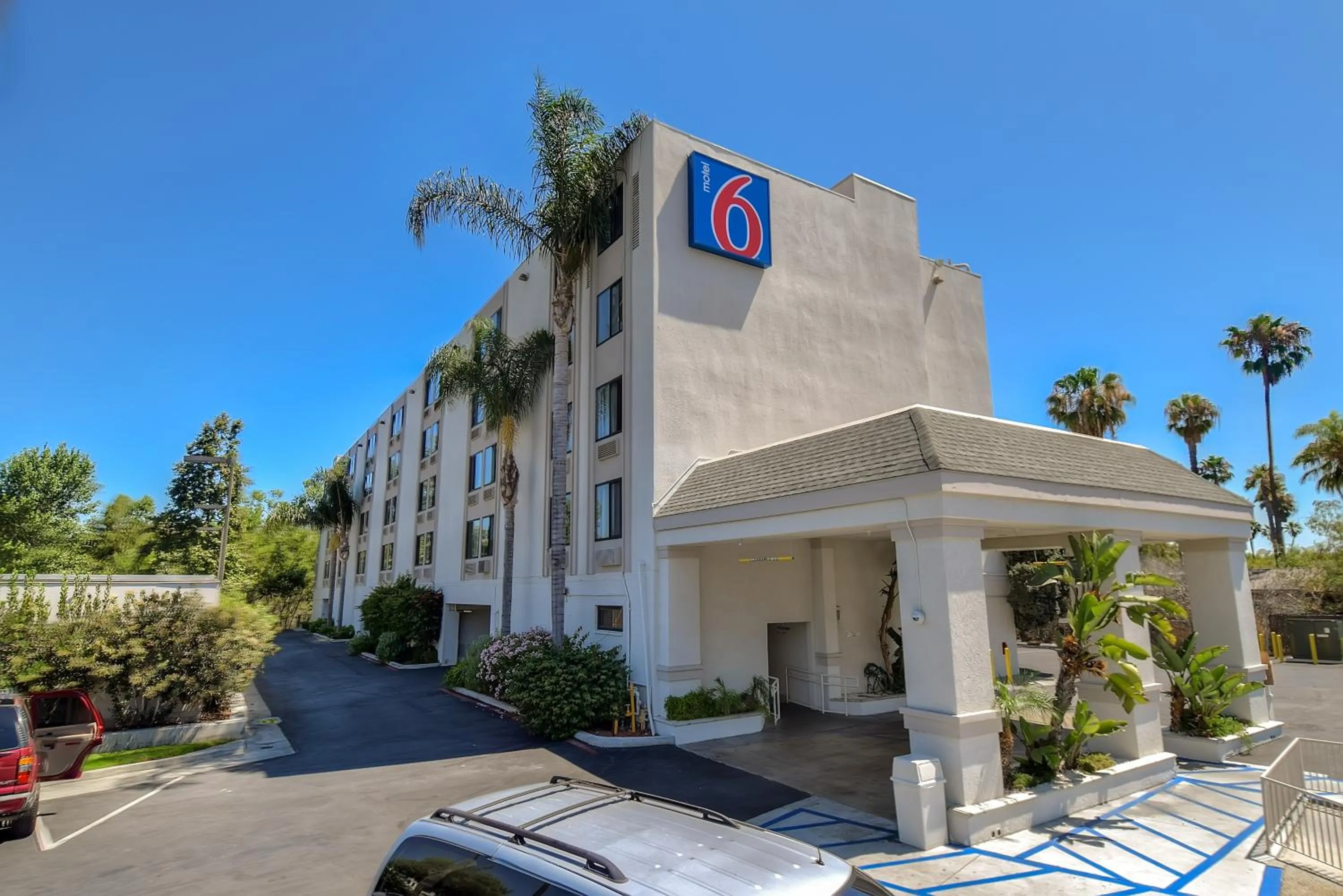 Facade/entrance in Motel 6-San Diego, CA - Hotel Circle - Mission Valley