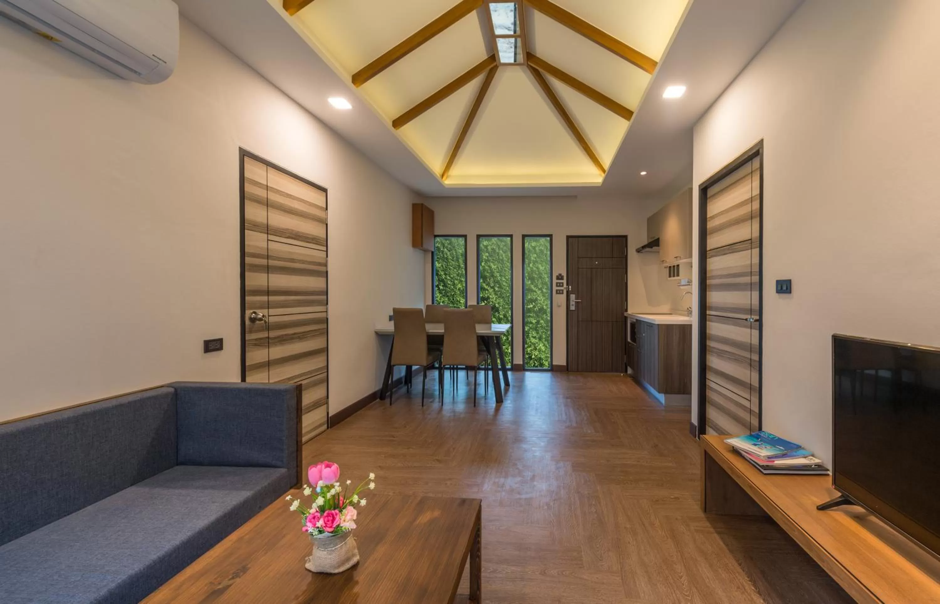 Communal lounge/ TV room in Cher​mantra​ Aonang​ Resort & Pool​ Suite