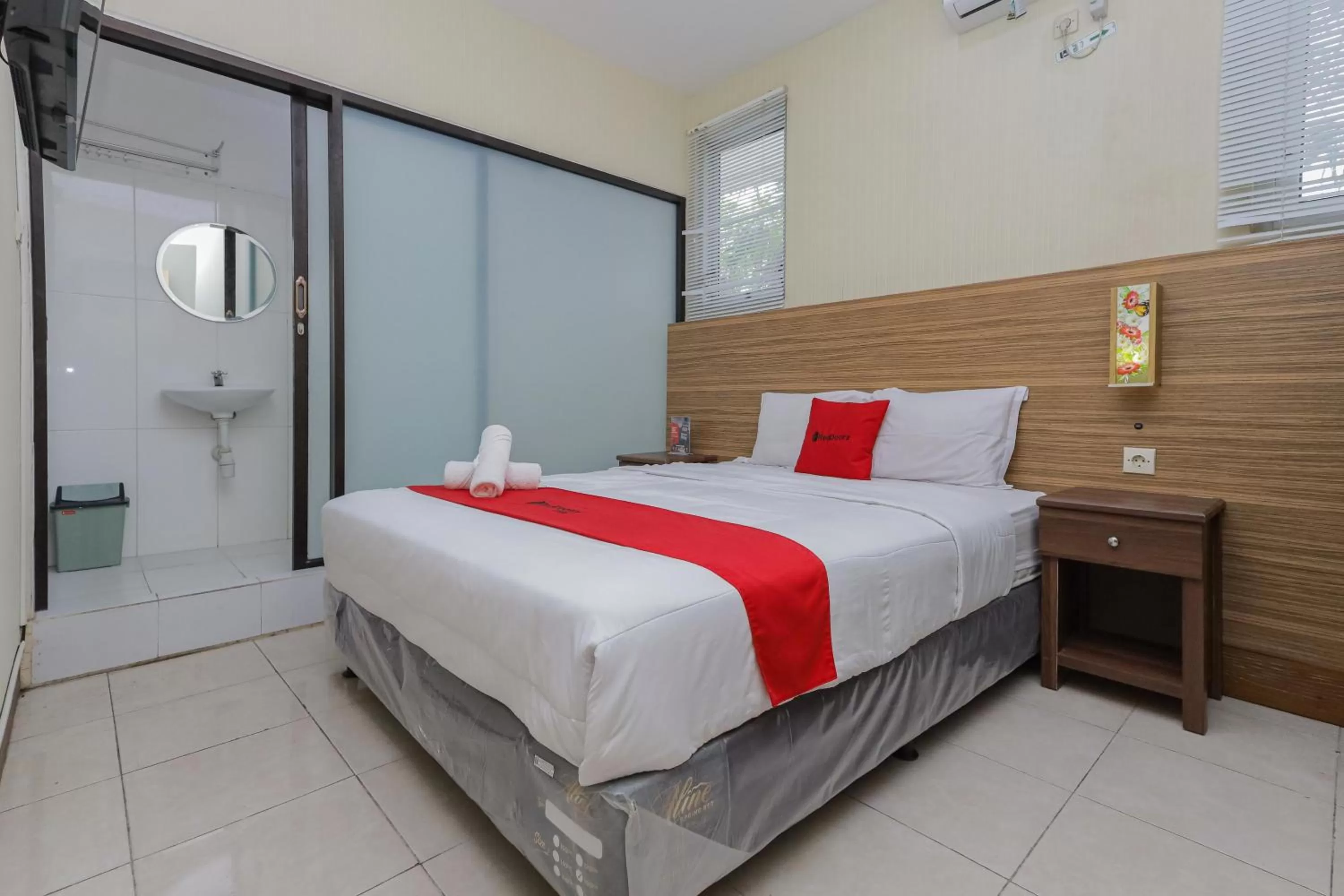 Bedroom, Bed in RedDoorz Syariah @ Klojen Malang