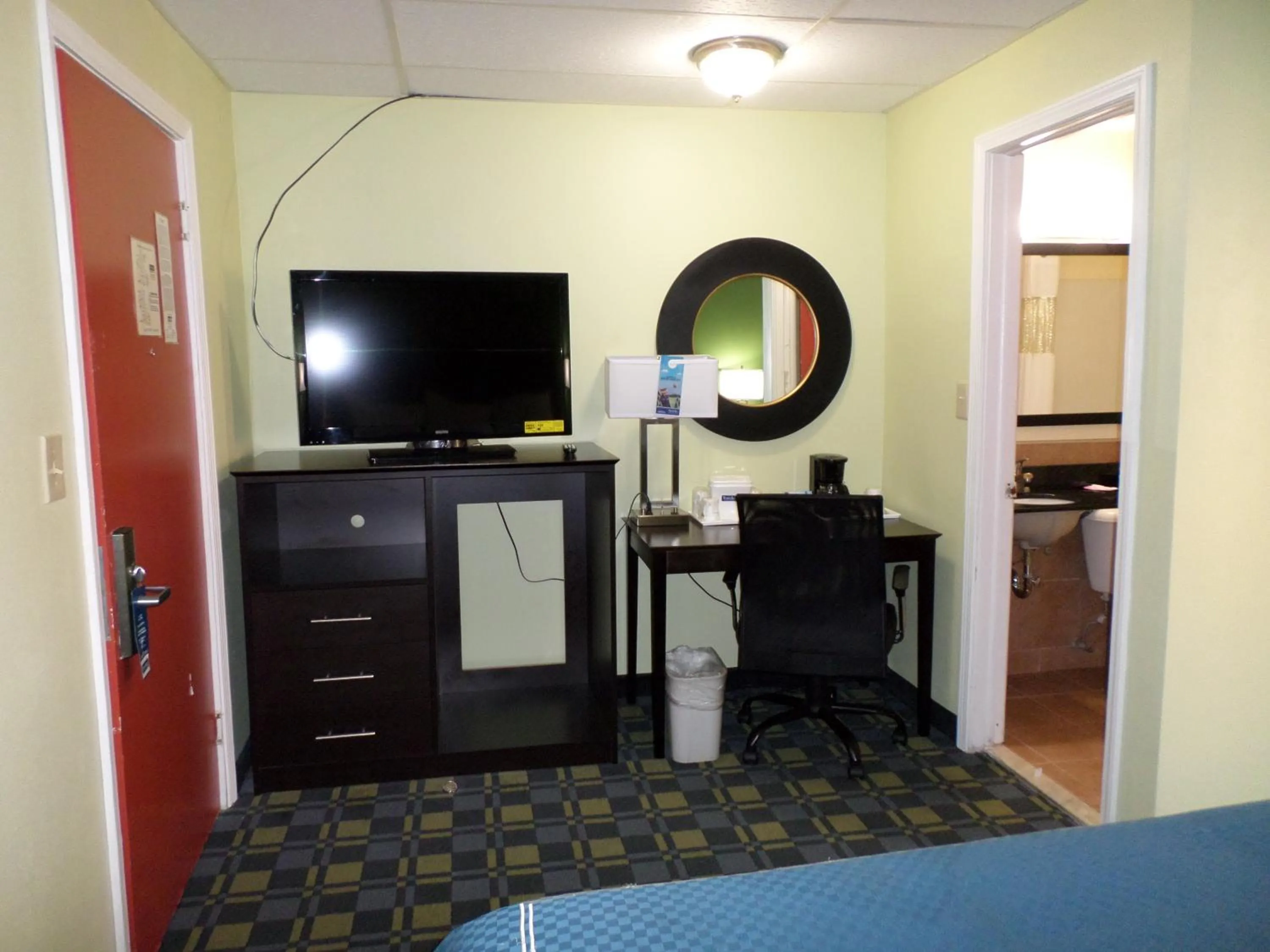 TV and multimedia, Bed in Travelodge by Wyndham Cleveland Lakewood