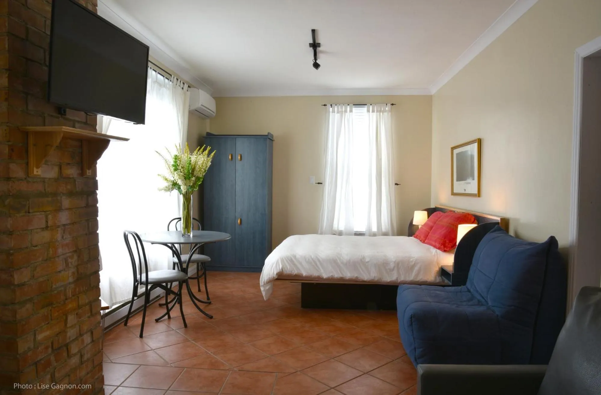 Bedroom, Bed in La Galouine Auberge