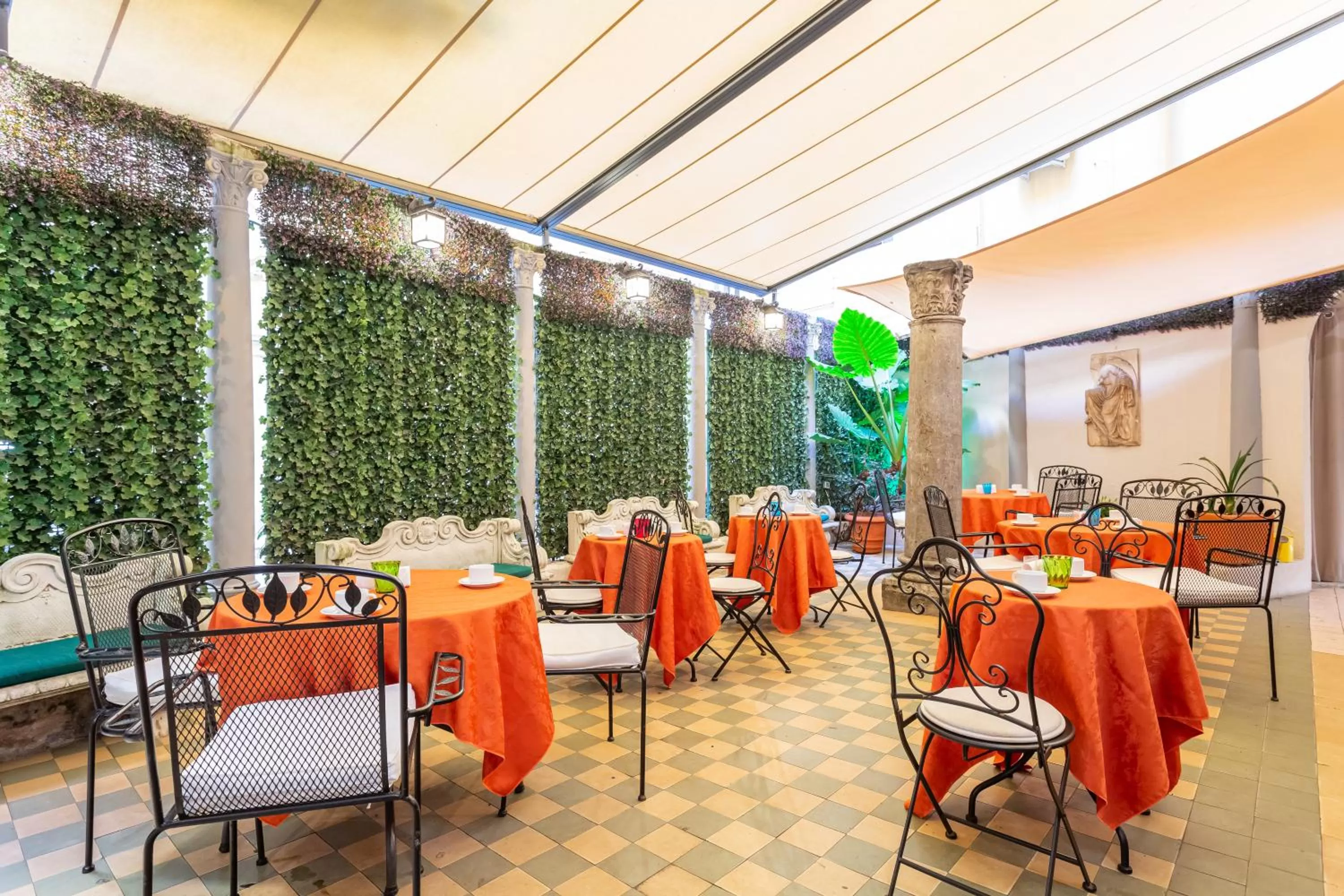 Patio in Hotel Medici