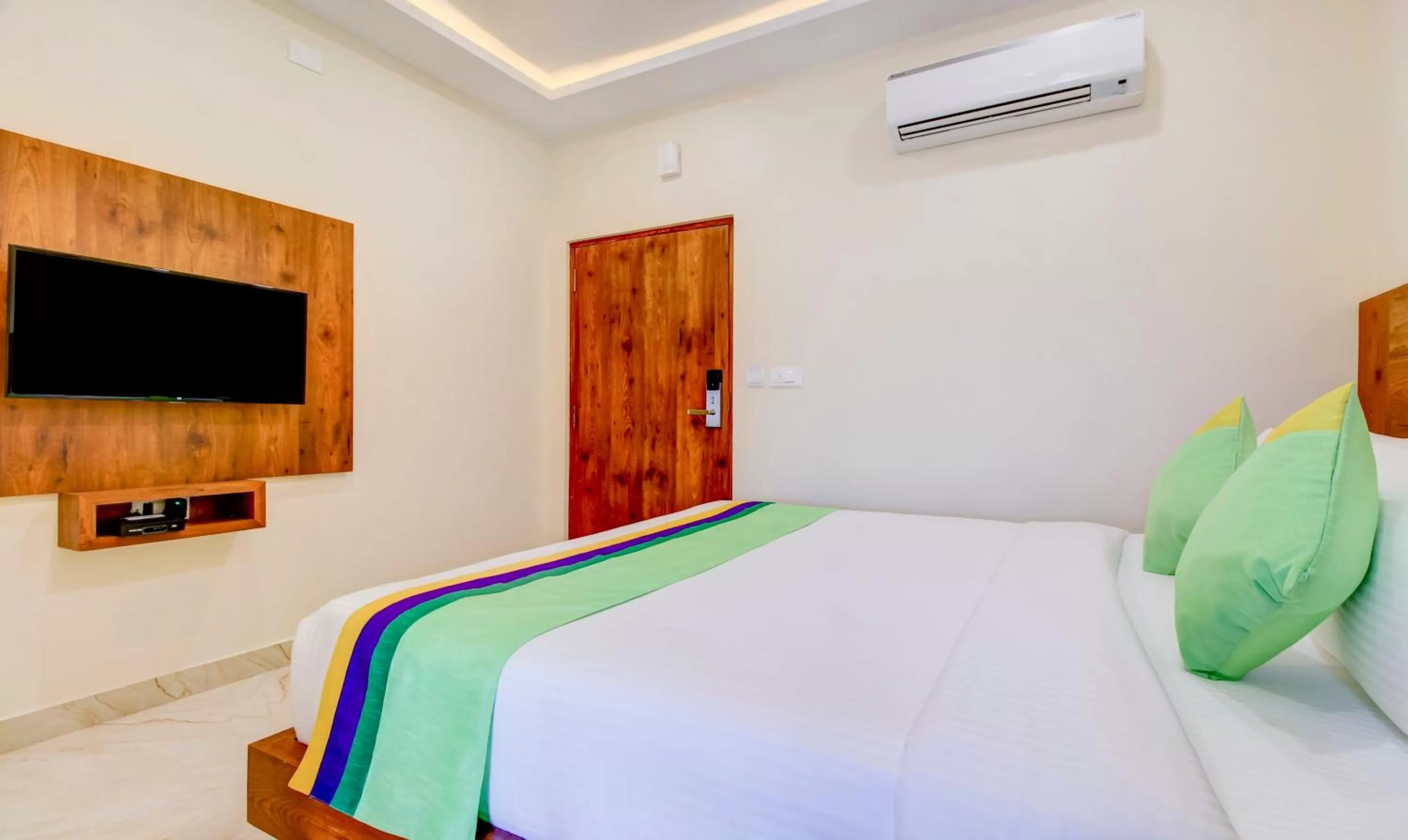 Bedroom, Bed in Treebo The Meridian, 10 Mins To Mahatma Gandhi Park