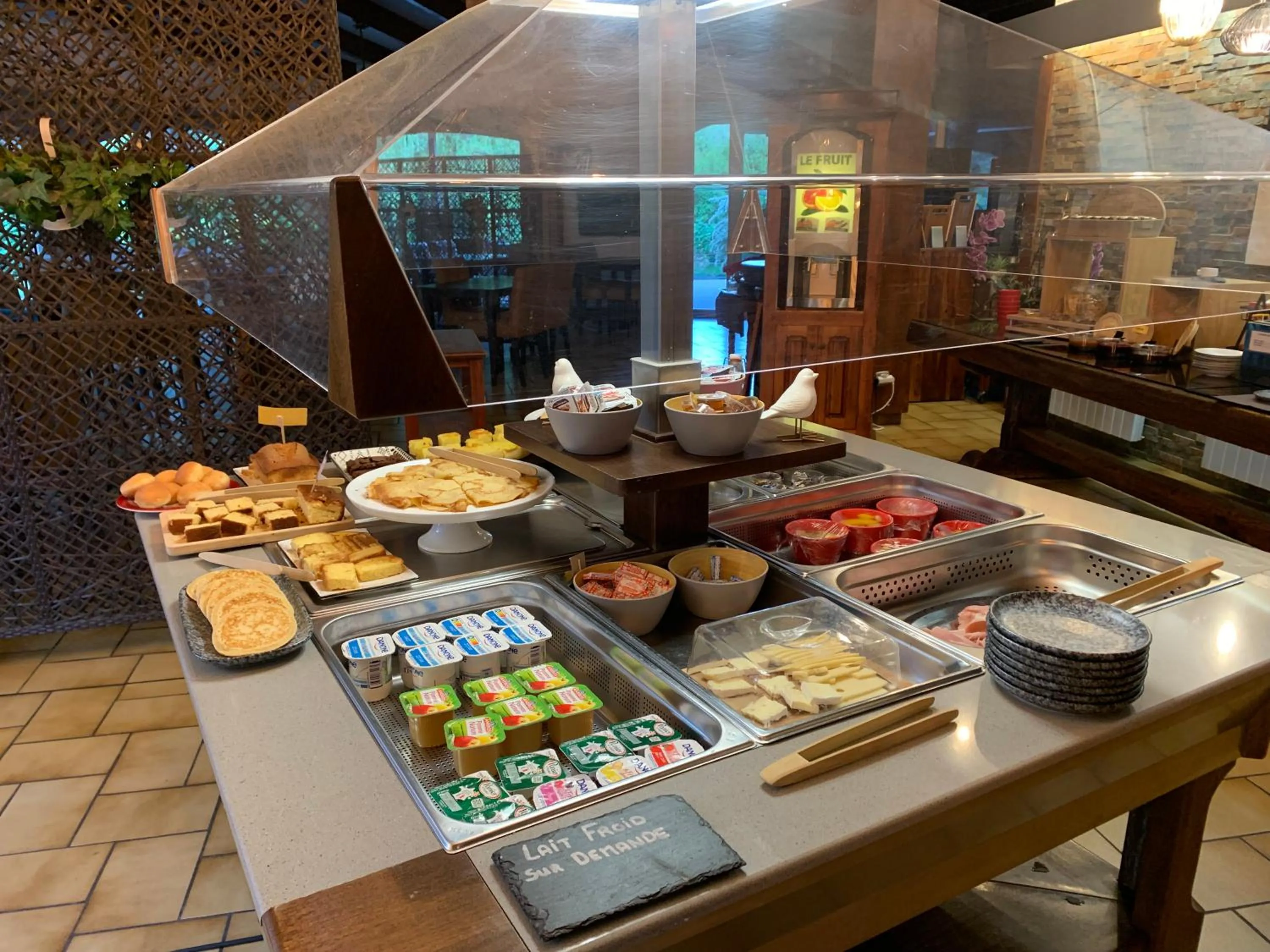 Breakfast in Logis Hotel Le Lac