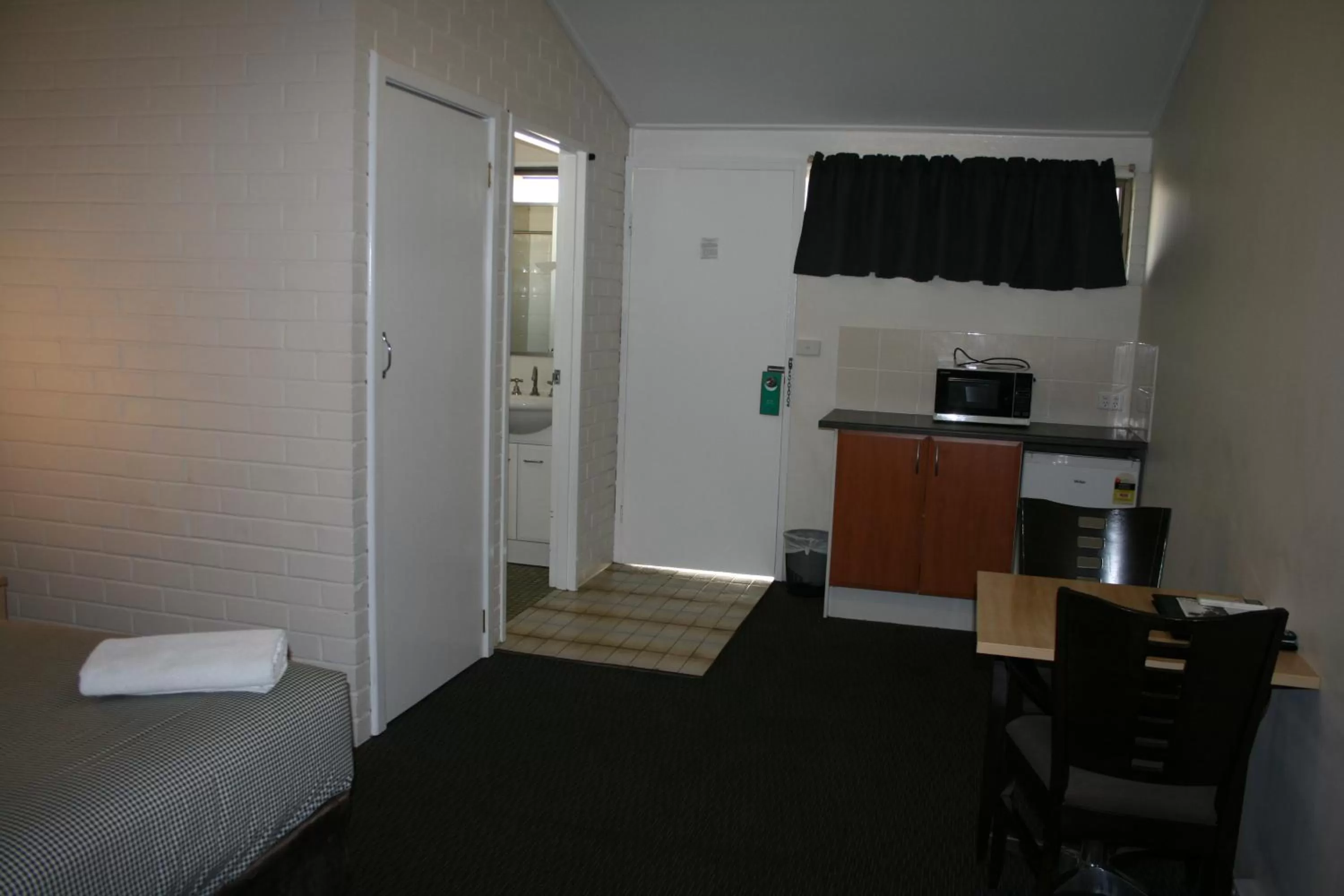 Kitchen/Kitchenette in The Plains Motor Inn